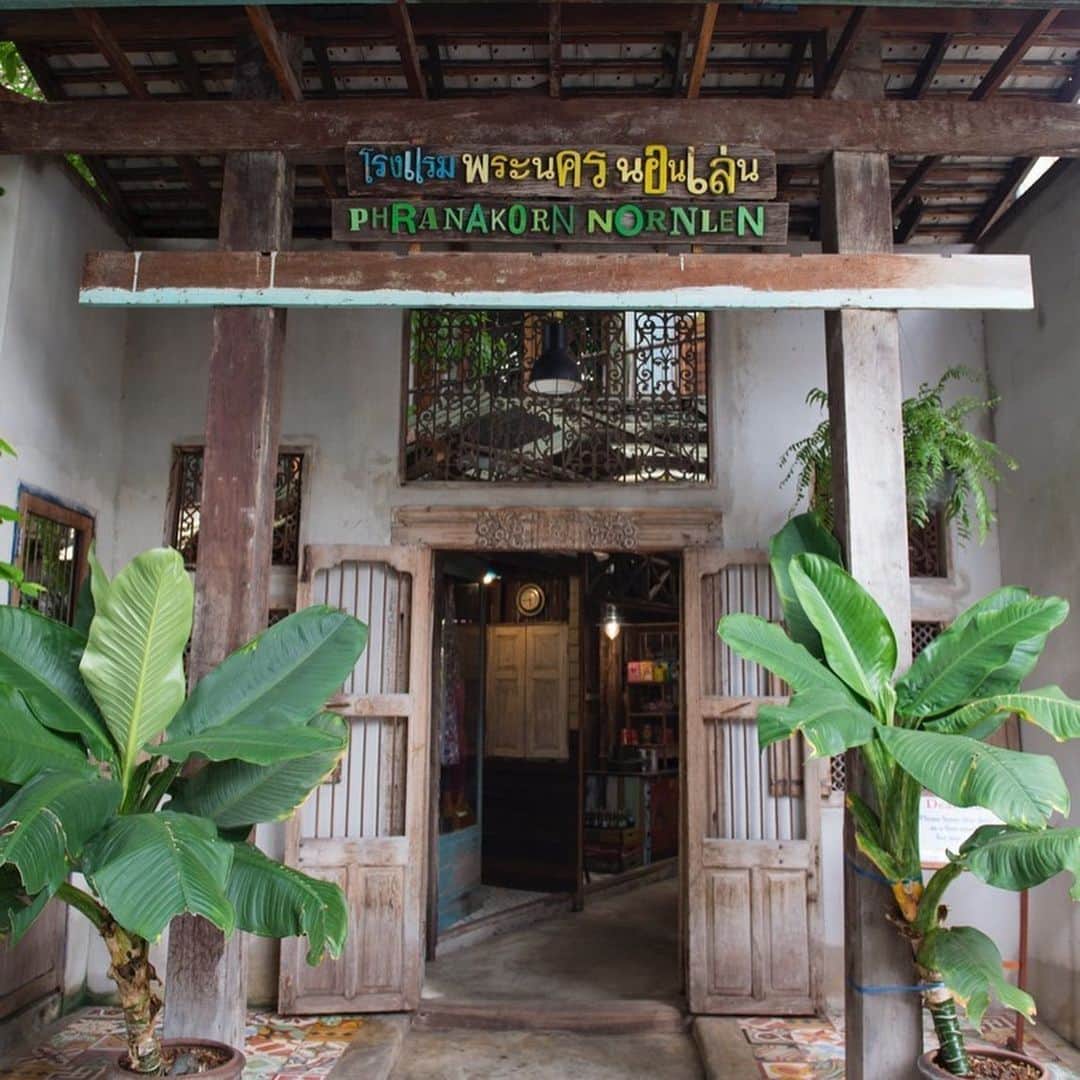 HereNowさんのインスタグラム写真 - (HereNowInstagram)「Phranakorn Nornlen Hotel‎ is like a theme park with its lively interior decorated with kitsch items. They’re very welcoming to guests with kids, and you can have fun learning Thai cooking and getting Thai massages at the hotel. Staying here you’ll have an amazing view of Wat Intharawihan and of the city from the rooftop. We recommend this place for anyone looking for a relaxing stay.  バンコク・古民家リノベーションホテルの草分け的存在！ 『Phranakorn Nornlen Hotel‎』🇹🇭 * #herenowcity #herenowbangkok #wonderfulplaces #beautifuldestinations #travelholic #travelawesome #traveladdict #igtravel #livefolk #instapassport #optoutside #hotelroom #hotellife #hoteldesign #besthotel #Bangkok #explorethailand #バンコク #バンコク観光 #バンコク旅行 #방콕 #방콕여행 #태국 #曼谷」6月19日 13時05分 - herenowcity