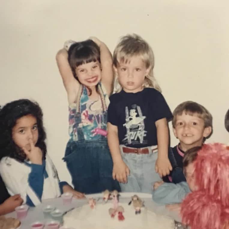 ステファニー・ブリットのインスタグラム：「Oi mocinha  do batom vermelho, da franja torta e sorriso de orelha a orelha... a vida nem sempre vai sorrir pra vc, mas do seu lado terá sempre sua família assim como seu irmão e seu primo  na foto! Terão amigos (as vezes tb tentando entender o q tá acontecendo com dedo no nariz) pra te fazer sorrir e pra te ajudar a levantar... nem tudo vai ser do jeito q vc imagina, algumas lágrimas e algumas angústias vão surgir no seu caminho! Algumas pessoas vão te mostrar que a vida pode ser bem amarga, mas mocinha acredita em mim, lá na frente vc vai agradecer por tudo isso! Vai agradecer porque tudo isso vai fazer vc descobrir q existe aí dentro uma força q vc nem imagina! Então mocinha, levanta os braços mesmo, sorri mesmo, passa o batom maior que o tamanho da boca mesmo pq seus 33 anos vc não vai querer trocar por nenhum outro aniversário! Mocinha, vc que ama brincar de boneca fingindo q vc é mamãe, vc vai ser mamãe de verdade!!! Sorri mesmo mocinha, seu melhor presente de todo o universo estará crescendo dentro da sua barriga!! Mocinha, seu futuro é lindo, forte e vc vai se orgulhar muito de tudo! Mocinha, Parabéns pra gente! ❤️」