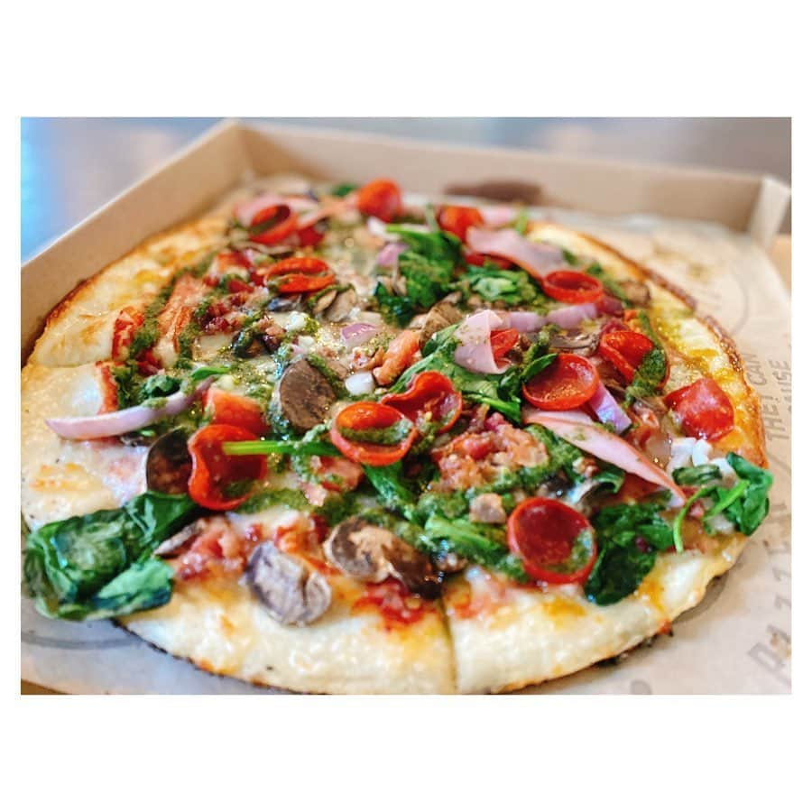 荒川れん子さんのインスタグラム写真 - (荒川れん子Instagram)「Thanks @pieology for happy hour pizza $8.08😋  黙々と引っ越し作業のお供は @pieology のピザ。今月いっぱい13:00-16:00は$8.08という有り難さ🙏 トッピング乗せ放題だからつい欲張りすぎちゃったけど、ひと口食べた瞬間「美味しい〜！💕」と思わず声にでた😆 ドリンクはマウイのコーラ。ピザといえばコーラな気がして、せめてヘルシーな気分になろうとお隣の @kokuamarkethawaii で購入。ヘルシーかどうかは解らないけど美味しかったデス💕😝 . . #hawaii #luckywelivehawaii #hawaiilife #takeout #happyhour #foodie #foodporn #pizza #cola #lifeisajourney #lunch #break #instahawaii #supportlocal #stayhome #ハワイ #ハワイ生活 #ハワイ暮らし #日々の暮らし #ハワイ好き #ハワイ情報 #ピザ #コーラ #ランチ #休憩 #テイクアウト #自宅待機 #引越し #おうち時間 #頑張れハワイ」6月19日 13時11分 - renren_hawaii