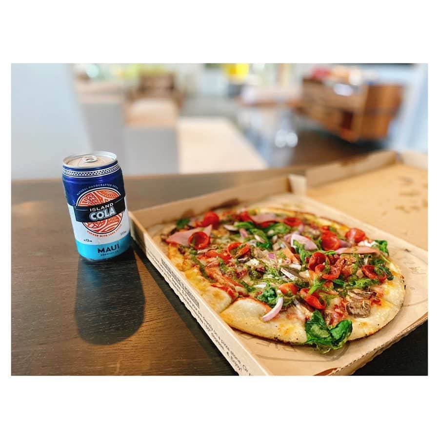 荒川れん子のインスタグラム：「Thanks @pieology for happy hour pizza $8.08😋  黙々と引っ越し作業のお供は @pieology のピザ。今月いっぱい13:00-16:00は$8.08という有り難さ🙏 トッピング乗せ放題だからつい欲張りすぎちゃったけど、ひと口食べた瞬間「美味しい〜！💕」と思わず声にでた😆 ドリンクはマウイのコーラ。ピザといえばコーラな気がして、せめてヘルシーな気分になろうとお隣の @kokuamarkethawaii で購入。ヘルシーかどうかは解らないけど美味しかったデス💕😝 . . #hawaii #luckywelivehawaii #hawaiilife #takeout #happyhour #foodie #foodporn #pizza #cola #lifeisajourney #lunch #break #instahawaii #supportlocal #stayhome #ハワイ #ハワイ生活 #ハワイ暮らし #日々の暮らし #ハワイ好き #ハワイ情報 #ピザ #コーラ #ランチ #休憩 #テイクアウト #自宅待機 #引越し #おうち時間 #頑張れハワイ」