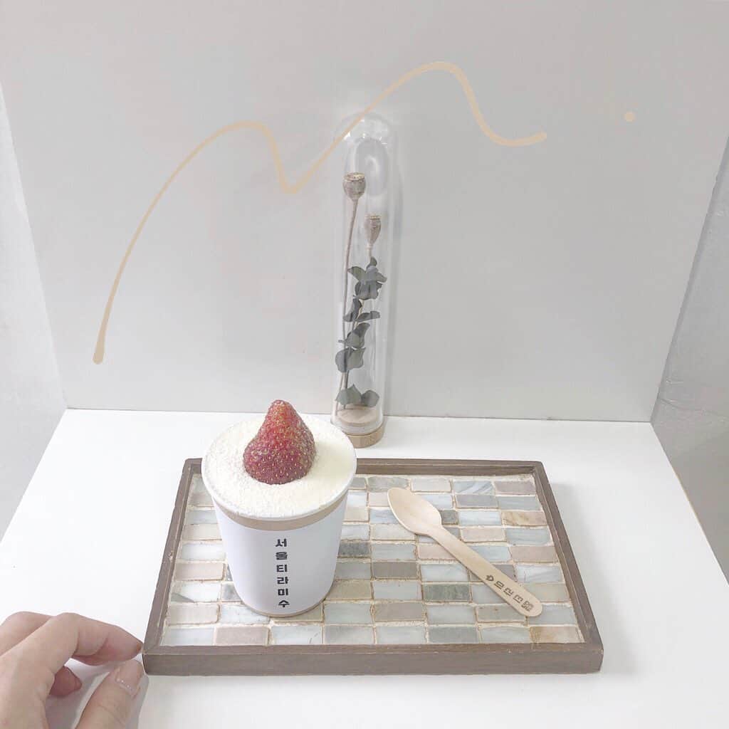 のインスタグラム：「﻿ ﻿ ﻿ ﻿ ▶︎Okubo﻿ #soulthiramisu﻿ ﻿ ﻿ ☑︎いちご🍓　6.8﻿ 딸기 티라미수﻿ ﻿ ﻿ 新大久保にあるティラミス屋さん。﻿ 店構えが可愛いから、ひと目を引くお店。﻿ カップケーキっぽいティラミスは、﻿ 映え要素抜群っ！﻿ ﻿ ﻿ 甘すぎず美味しくいただきました◎﻿ イートインもできて、3組くらい座れたよ!﻿ 1人でも気軽に行けました꒰๑•௰•๑꒱﻿ ﻿ ﻿ ﻿ #新大久保﻿ #新大久保カフェ﻿ #大久保﻿ #大久保カフェ﻿ #いちごティラミス﻿ #カフェスタグラム﻿ #okubocafe﻿ ﻿」