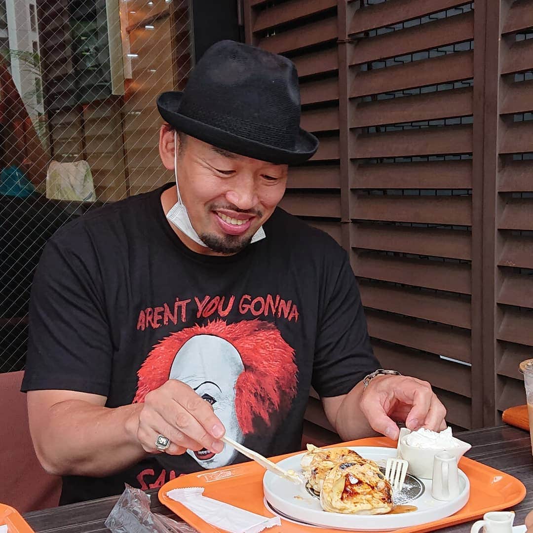 武蔵のインスタグラム：「パンケーキ食べてます🥞  夕方くらいにインスタライブやろうと思います。  よろしくお願いします！  押忍  #武蔵」