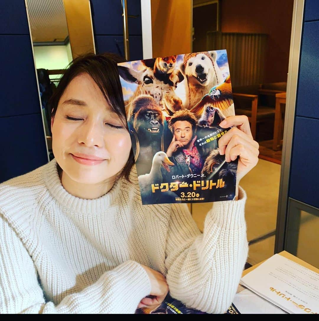 石田ゆり子さんのインスタグラム写真 - (石田ゆり子Instagram)「本日、ついに公開されました👏🏻😭映画🎬ドクタードリトル。わたしはドリトル先生が最も信頼する親友のオウムのポリネシア🦜(ポリー)の声を担当しています。(吹き替え版のほうです。) ドリトル先生の世界は子供の頃からわたしにとって憧れでした。動物に囲まれて暮らし動物たちの言葉がわかる先生。 こうして今、この世界にたずさわることが出来るなんて 信じられないほどの幸せです。 たくさんの動物たちとドリトル先生が織りなす美しくもエネルギッシュでユーモアあふれる世界を是非お楽しみください。 声を吹き込んだのは昨年の12月、クリスマス前のことでした。公開も数ヶ月遅れましたがこうして無事にみなさんに観てて頂ける運びになり本当に幸せです👏🏻😭🦜🐾 #ドクタードリトル #タマティーノ写真館」6月19日 13時22分 - yuriyuri1003