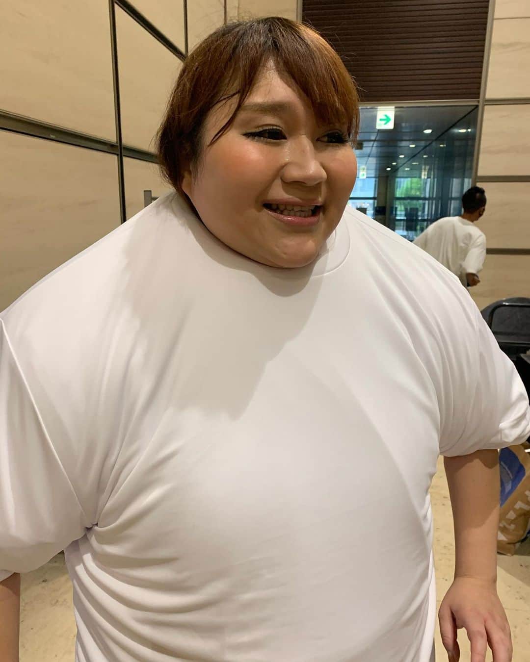 日本テレビ「ウチのガヤがすみません！」のインスタグラム：「こんなところに… りんごちゃん🍎フワちゃん🙋‍♀️✨✨ . . 火曜に放送されたかくし芸SPにて！ . . 🍎収録後のりんごちゃん🍎 50枚のTシャツ重ね着チャレンジに見事成功👚✨ 50枚ともなるとカラダのバランスがすごいことに‼️😆 (2枚目参照💜) 脱いでもらうのも大変でした😂💦 . . 🌈収録前のフワちゃん🌈※3枚目動画 この日は現場入り後、フラフープを片時も離さず‼️見てもらえるスタッフがいれば所構わず披露していたフワちゃん💜笑  お疲れ様でした〜〜〜👏 . . #ウチのガヤがすみません  #ウチガヤ」