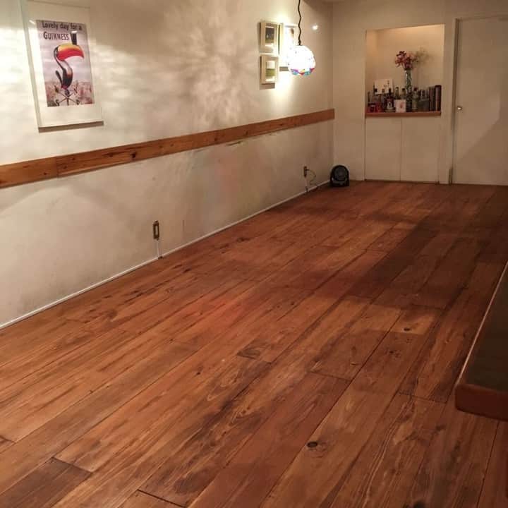 カインズさんのインスタグラム写真 - (カインズInstagram)「長く過ごすおうちでの時間に、心地よい空間づくりをカスタマイズできる"DIY"が人気です♪ カフェ板は、DIYにぴったりな杉乾燥板材。無垢材特有の自然な風合いやエイジングが楽しめ、床や壁、家具などに最適です。 並べて使用する際に便利な目隠し加工付きで2019年度グッドデザイン賞を受賞。お好みの塗装で仕上げれば、ナチュラルな木のあたたかみを感じる空間が完成します。 ※天然素材で個体差がありますので、無垢材特有の性質をご理解の上ご利用ください。 . カフェ板KD 30×200×1000mm 価格 698円(税込) . カフェ板KD 30×200×2000mm 価格 1,280円(税込) . 詳しくはこちら https://www.cainz.com/shop/g/g2200224330107/ . ※店舗でのみお取り扱いの商品です。 ※一部店舗によりお取り扱いがない場合がございます。ご了承ください。 . #カフェ板 #合板 #木材 #床 #フローリング #壁 #家具 #diy #リフォーム #リノベーション #セルフリノベーション #無垢材 #床材 #wood #flooring #renovation #cainz #cainzhome #カインズ #カインズホーム #くらしにららら」6月19日 13時34分 - cainz_official