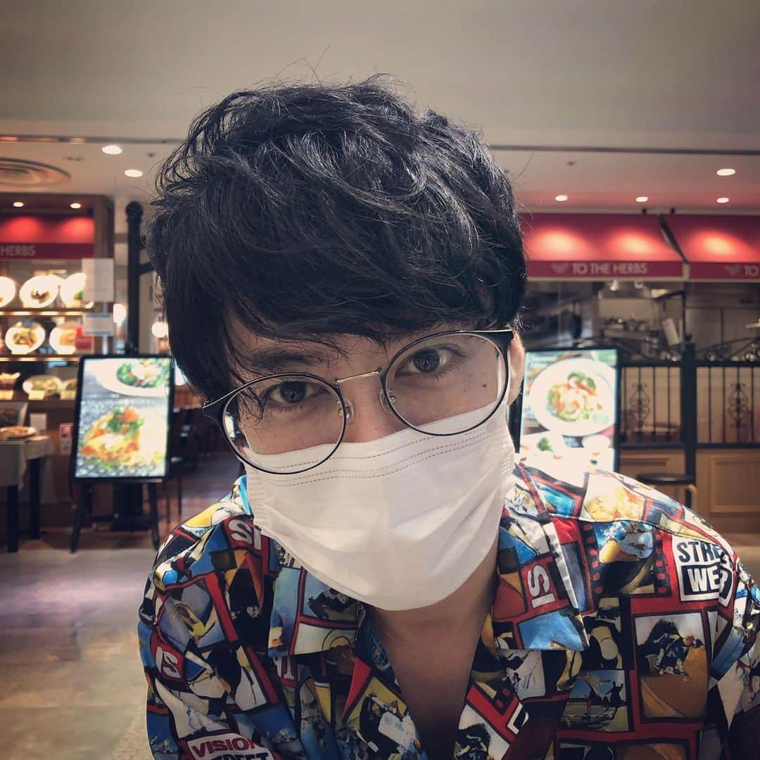 藤田朋生さんのインスタグラム写真 - (藤田朋生Instagram)「新しい眼鏡手に入れたで〜。新しいのはやっぱテンション上がります。  でも新曲できたときの方が上がりますよ。  ラジオをテーマに作った「one on one」、皆にも聞いてもらえるようにしようと思うからよろしくね。  #goodwarp #fmport」6月19日 13時40分 - fujitatomoo