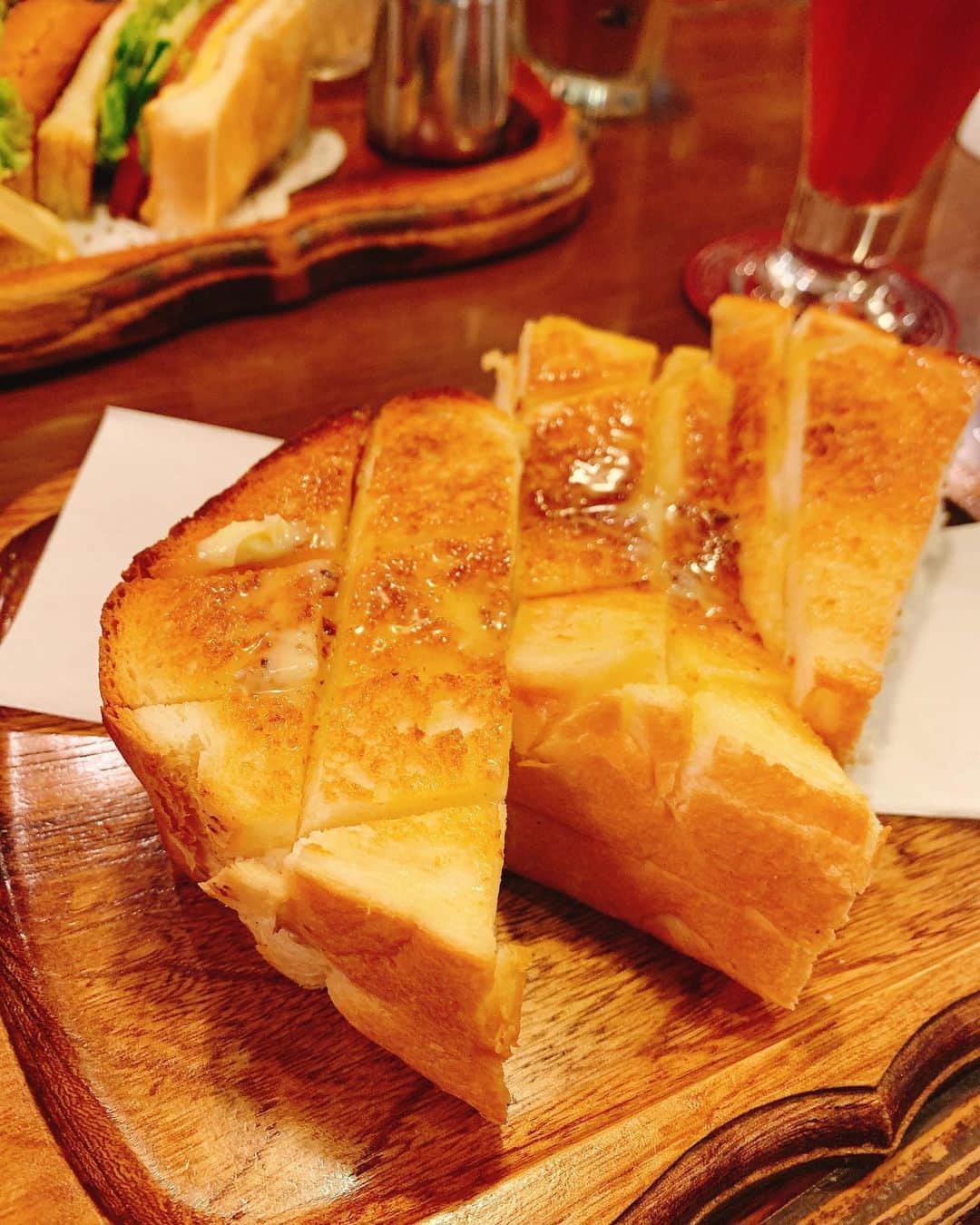 優木瑛美さんのインスタグラム写真 - (優木瑛美Instagram)「喫茶店のトーストが好きすぎて色んな所のを食べ比べしてんねんけど、いまだにNo.1は御影の井戸のトーストなんよね🤤💓(分かる人にしか分からん) . おすすめあったら教えてください！！ . #喫茶店 #cafe #トースト #bread🍞」6月19日 13時53分 - emi_yuuki