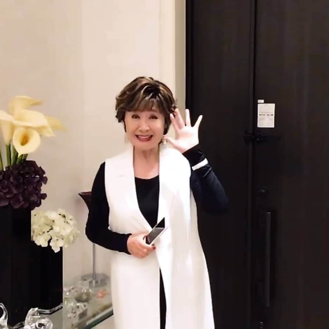 小林幸子さんのインスタグラム写真 - (小林幸子Instagram)「おうちで「風といっしょに」歌いました！  リクエスト歌唱　第５弾！！ 今回は、オリジナル曲「風といっしょに」  22年前、ポケットモンスター初の映画「ミュウツーの逆襲」の主題歌として頂いた曲です。 さらに昨年「ミュウツーの逆襲　EVOLUTION」として映画が公開され、中川翔子ちゃんと一緒に再び歌わせていただきました。  長い年月、愛されている曲。  これからも、親子何代にも渡って聞いて欲しい曲です。  これを聞いて、またぜひ 「ミュウツーの逆襲」見てね！  公式Youtube【小林幸子のさっちゃんねる】にアップしてます✨ プロフィールのURLよりアクセスできます。  ニコニコ動画でもアップしています✨  #小林幸子 #sachikokobayashi #おうちで歌ってみました #リクエスト #youtube #ニコニコ動画 #風といっしょに #ポケモン #ミュウツーの逆襲 #長く愛されている曲 #おうち時間」6月19日 13時47分 - kobayashi_sachiko_5884