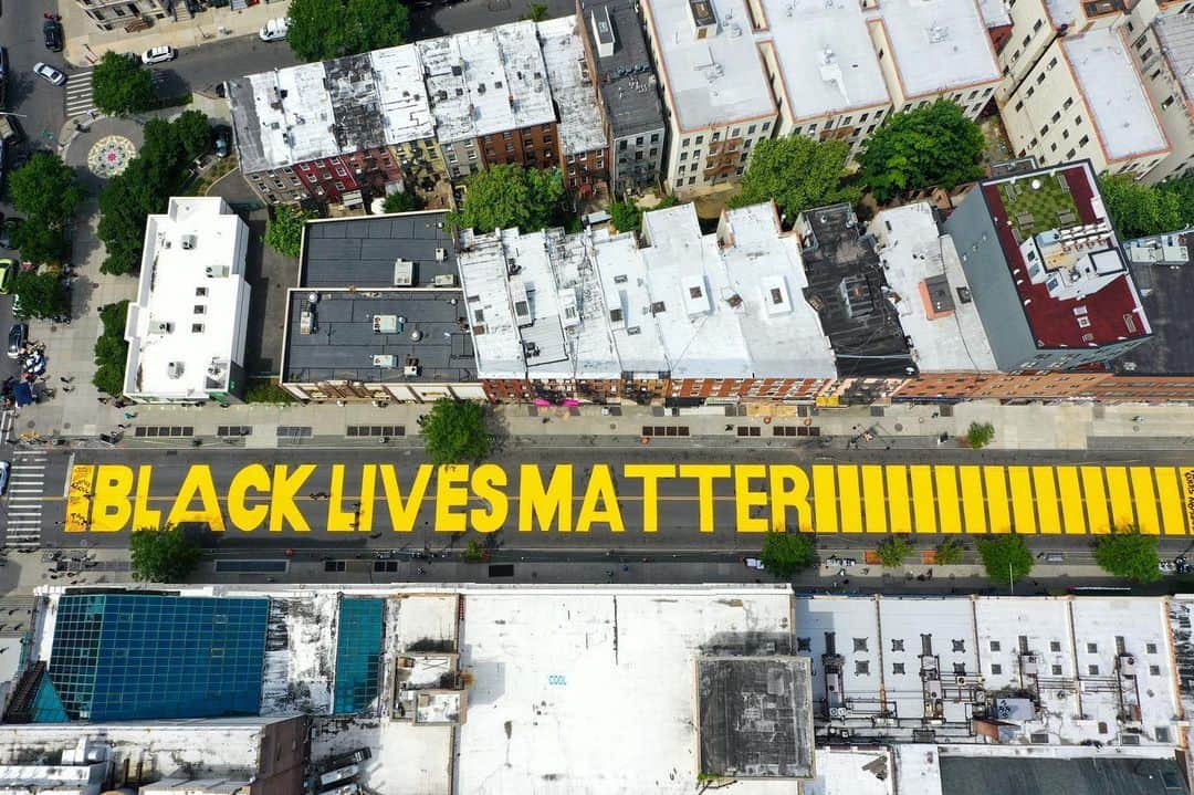 オリヴィア・パレルモのインスタグラム：「Honoring Juneteenth. Reflecting on all of the meaningful change that’s happening while recognizing that we must keep going ✊🏿✊🏾✊🏽✊🏼✊🏻⁣⁣⁣ ⁣⁣⁣⁣⁣ Slide 1:  Brooklyn, NY⁣⁣⁣⁣⁣ Slide 2:  Washington, D.C.⁣⁣⁣⁣⁣ Slide 3:  Hollywood, CA⁣⁣⁣⁣⁣ Slide 4:  San Francisco, CA⁣⁣⁣⁣⁣ Slide 5:  Seattle, WA⁣⁣⁣⁣⁣ Slide 6:  Baltimore, MD⁣⁣⁣⁣⁣ Slide 7:  Austin, TX⁣⁣⁣⁣ ⁣⁣⁣⁣⁣ #blacklivesmatter」
