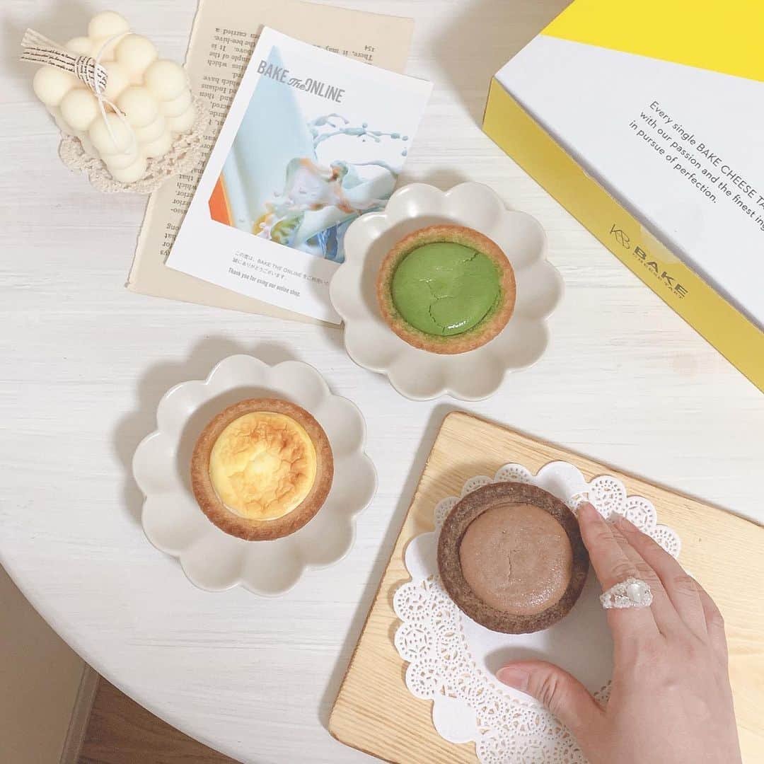 ローリエプレス編集部さんのインスタグラム写真 - (ローリエプレス編集部Instagram)「🧀﻿ ﻿ おうちでおいしいスイーツを楽しめちゃう♡﻿ ﻿ 焼きたてチーズタルトが人気のBAKEのオンラインショップがスタート！👏🎉﻿ ﻿ 冷凍配送されるタルトを少し解凍して、ひんやりスイーツとして楽しんだり、オーブントースターで温めて、焼きたてのサクッと感を堪能できますよ♡﻿ ﻿ 宇治抹茶やダンデライオンチョコレートのチョコを使用したチョコレートチーズタルトもおすすめです🐇💕﻿ ﻿ ﻿ ❤︎Thank you❤︎﻿ @bakecheesetart ﻿ ﻿ ﻿ ﻿ ﻿ ﻿ ﻿ #ローリエプレス #laurierpress #ベイク #bake #cheesetarte #チーズタルト #ベイクチーズタルト #お取り寄せスイーツ #おうちカフェ #うちカフェ」6月19日 13時50分 - laurier_press