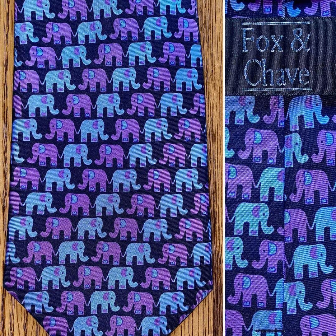 スティーヴン・フライのインスタグラム：「There comes a day in every man’s life when he needs to wear an elephant themed tie. Forward, Fox and Chave. How do they pronounce themselves? The Fox is easy enough, but Chave? Does it rhyme with “shave”, or is it frenchified into shahvay? It can’t be chav surely, a word thankfully well past its sell-by-date.  The company started as a supplier of silk ties to high-street stores, but was bought in 2001 by current managing director Jemima Haddock. I suppose changing the name to Fox and Haddock, delightful and memorable (and easy to pronounce) as it would be, might have led people to suppose it was one of those Frog and Firkin type chain pubs rather than one of the country’s most brilliant and imaginative purveyors of silk ties, scarves and accessories for men and women. The women’s range includes an item called a “silk scrunchie”, which I think might refer to that sphincter-like object my women friends so often leave behind, an elasticated ring that I believe is meant to restrain hair but which, when I find under the kitchen table, in the car’s footwell or between sofa cushions, I use to hold bunches of parsley or stray pencils.  @foxandchave are known for their imaginative use of art and artefacts. If you want a silk Frida Kahlo, Van Gogh, William Morris or Jackson Pollock, it’s the company for you. They do a Kandinsky necktie that is so lovely it’ll make you faint. Or maybe you want a tie or silk square depicting the Bayeux Tapestry or Magna Carta. Their great speciality is providing bespoke ties for the leading museums and art galleries as well as for individual customers. I believe you can upload a picture to their website and they’ll create something silky and delicious just for you. Fine idea for Father’s Day – too late this year, I’m afraid.  Elephants don’t forget and I wear the elephant tie for a very special reason. One that I’ve forgotten.」