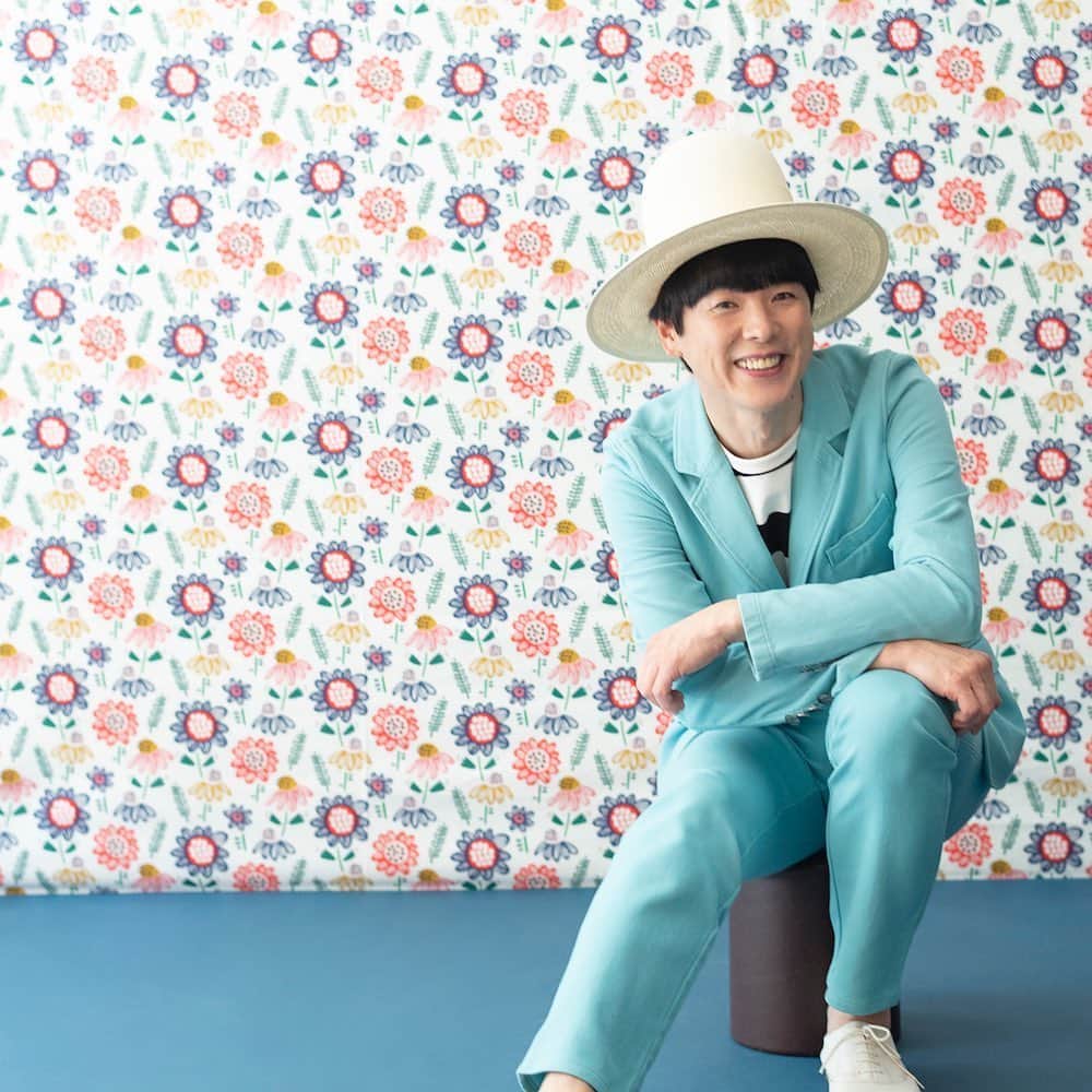 のインスタグラム：「【 GOOD MEETING：手紙社の部員になって、カジヒデキさんのライブを共に！】 90年代に渋谷系を牽引したパワーそのままに、現在も“爽やかに熱く”ライブやイベント活動を繰り広げているカジヒデキさんがプレミアムライブ初登場！　手紙社のイベントでは、「東京蚤の市」のステージに欠かせない存在です。早くからスウェディッシュポップを取り入れるなど、常に音楽性の幅を拡げ進化し続けているカジさんの現在進行形をお届けします！ ・ ＜カジヒデキ「夕暮れ時のプレミアムライブ」開催概要＞ 日時：6月27日（土）16:00～16:30 定員：なし 参加費：無料（手紙社の部員のみご参加可能）  申込み：受付中！～6月27日（土）14:00 ・ ▶︎詳しくは「@tegamisha」プロフィールのハイライト「GOOD MEETING」より公式サイトへ！　 CALENDERより「6/27（土）16:00〜『カジヒデキ・部員限定ライブ』」をチェック！ ・ ◎GOOD MEETINGってどんな場所？ 手紙社が敬愛する作り手やお店のオーナー、書き手やパフォーマー、あらゆるジャンルの気になる方々をナビゲーターにお迎えして、Zoom上で講座やワークショップ、部活動的な集い、暮らしにまつわる情報交換を行う場です。 ・ #手紙社#手紙舎#tegamisha#GOODMEETING#グッドミーティング#zoom#zoomレッスン#zoom講座#オンライン講座#オンラインイベント﻿#オンライン﻿#オンライン配信#オンライン開催#オンラインレッスン#リモート#カジヒデキ#東京北欧市#渋谷系#スウェディッシュポップ#東京蚤の市」