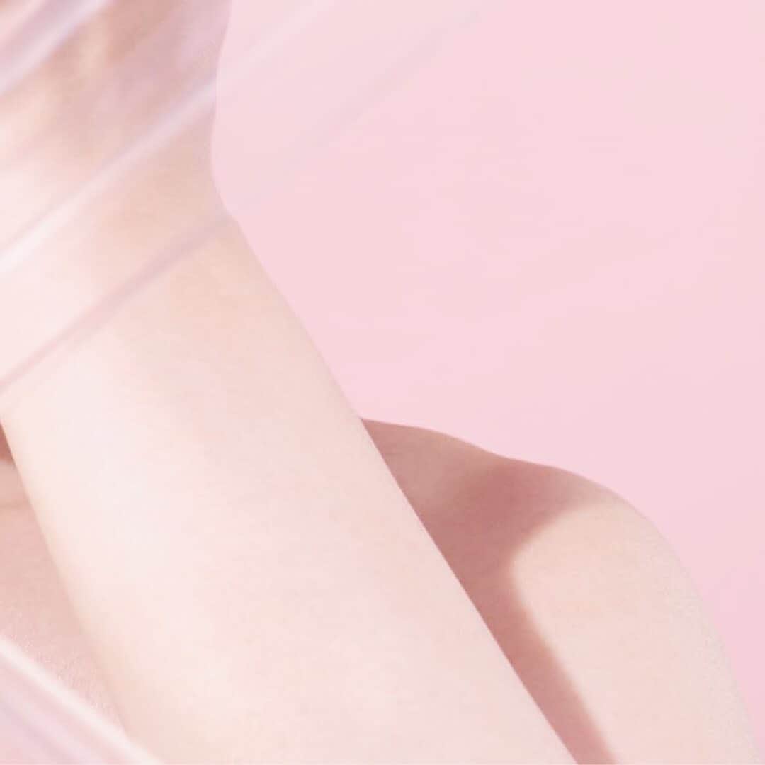 SUQQU公式Instgramアカウントさんのインスタグラム写真 - (SUQQU公式InstgramアカウントInstagram)「GANKIN MASSAGE™ promotes imparts an‘enlivening’glow.﻿ Massaging three minutes, in the morning and at night, for a streamlined and glowing, slimmer-looking face.﻿ Try it and experience that’s skin -the SUQQU confident.﻿ ﻿ 顔筋マッサージで、“私が生きる艶” を生む。﻿ 朝晩の3分で、すっきりと艶のある小顔印象へ。﻿ 「すっくと立ち上がる、新しい肌」を、あなたの肌で実感してください。﻿ ﻿ 顏筋按摩，讓肌膚綻放“鮮活光澤“。﻿ 早晚只需三分鐘，幫肌膚打造緊緻光采印象。﻿ 挺立姿態，感受不同以往的全新肌膚感受。﻿ ﻿ #SUQQU #スック #cosmetics #jbeauty #GANKINMASSAGE #顔筋マッサージ」6月19日 14時00分 - suqqu_official