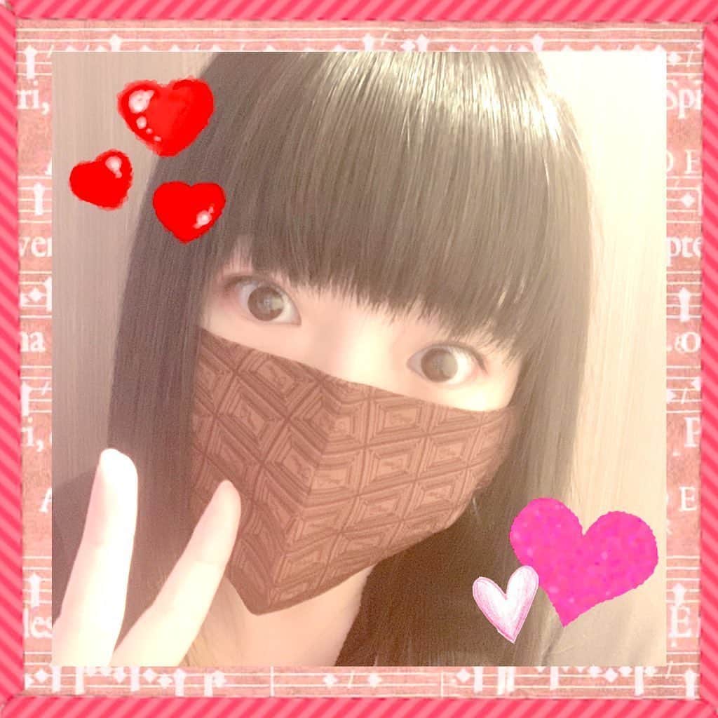 新谷良子のインスタグラム：「. 大好きなQ-pot.の布マスク！ もうずっとずっと大好きなチョコ柄で、 めちゃくちゃテンション上がる！！ あああ可愛すぎるぅぅぅ！！！ . . #qpot #布マスク #チョコ柄可愛い大好き」