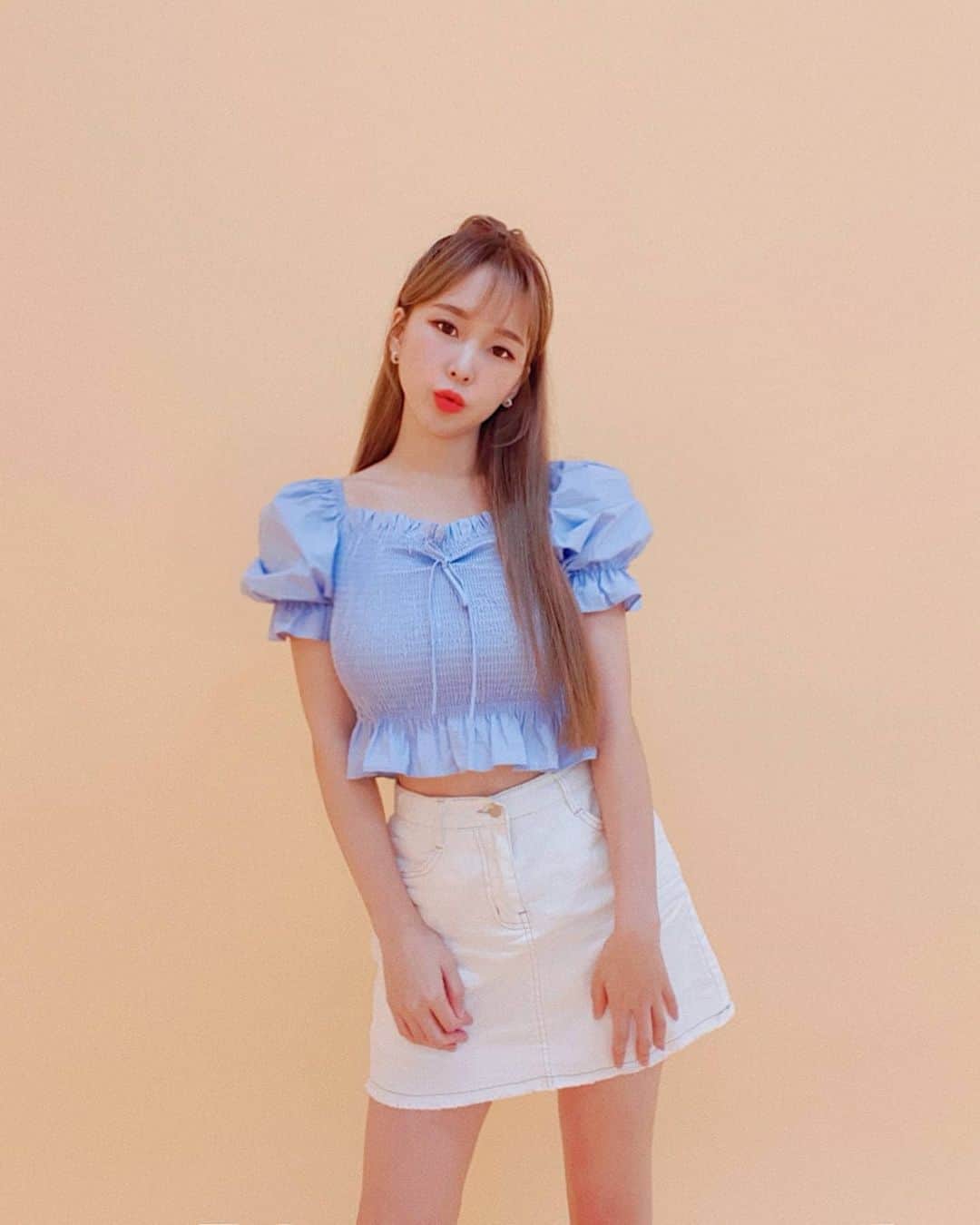 のインスタグラム：「배경색 내취저 😚 다들 점심 먹었어요? 💛」
