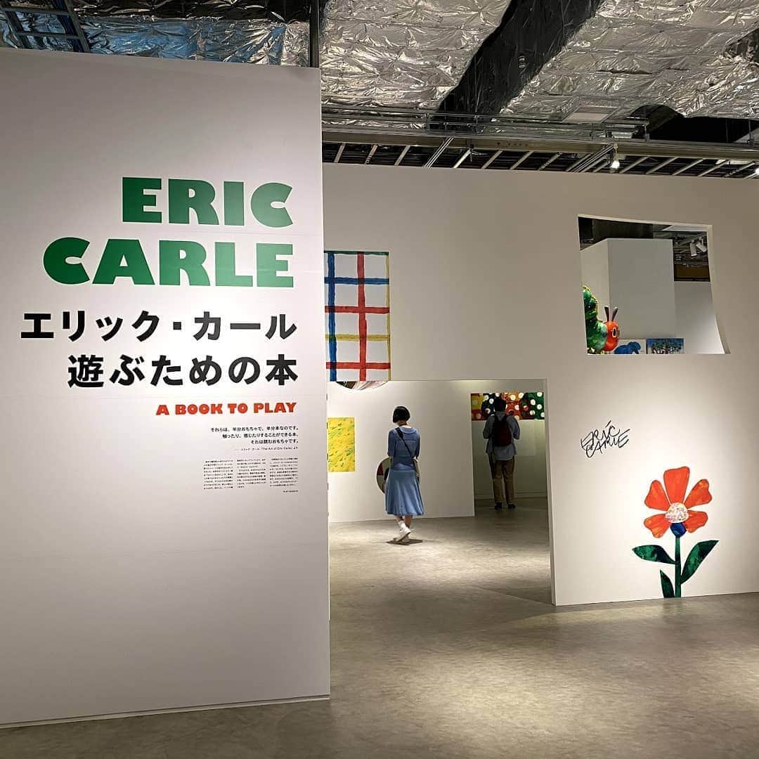 偕成社さんのインスタグラム写真 - (偕成社Instagram)「【イベント情報・東京】立川「PLAY! MUSEUM」の常設展「エリック・カール　遊ぶための本」にいってきました！﻿ ﻿ 2020年、東京・立川駅北口にオープンしたエリア「GREEN SPRINGS」に誕生した、美術館と親子の遊び場を中心とする複合施設「PLAY!」。美術館部分である「PLAY! MUSEUM」では、2021年3月28日（日）まで、常設展として「エリック・カール　遊ぶための本」が開催されています。﻿ 2か月ほど開館が延期されていましたが、この度スタートしました！﻿ ﻿ この展覧会では、カールさんの絵本をおもちゃのように見立てて、「くぐる」「きく」「うごかす」など、絵本を10の遊び方に分けて紹介しています。﻿ ﻿ 会場の壁には、カールさんの代表作『はらぺこあおむし』のように、穴がたくさんあいています。 高いところにトンネルのような穴があったり、足元に小さな穴があいていたり……。立体的なつくりで、見る人を飽きさせません。﻿ ﻿ 2020年11月2日（月）からの後期では、展示作品が入れ替えられるそう！　どんな展示になるか楽しみですね。﻿ ﻿ 会場内、基本的にすべて撮影可能なのも、うれしいポイントです！（お出かけの際は、念のため現地でご確認ください）﻿ ﻿ なお、2020年6月現在は、さまざまな感染症防止対策が行われています。お出かけの前に、公式サイトをチェックしてみてくださいね。﻿ ﻿ #立川 #立川PLAY #GREENSPRINGS #PLAYMUSEUM #エリックカール #エリックカール遊ぶための本 #常設展 #美術館 #イベント情報 #絵本イベント #偕成社 #kaiseisha #公式アカウント #絵本 #児童書」6月19日 14時21分 - kaiseisha_pr