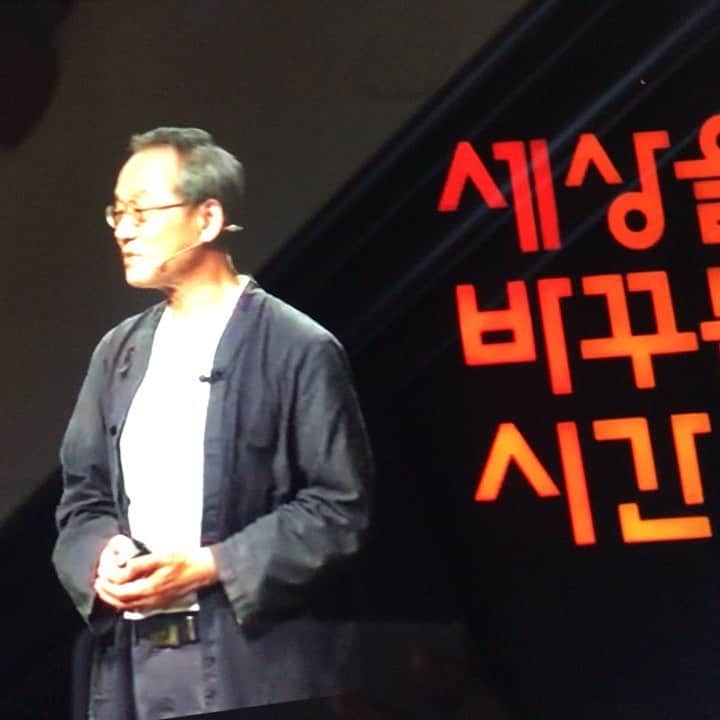 キム・インキョンのインスタグラム：「최재천 선생님의 강연... 요즘은 좋은 강연이 많이 있지만, 저에겐 오랜만에 인간적인 울림이 있는 강연이었습니다. 제가 아끼는 분들과 공유했어요 ☺️ 여러분도 시간 되실 때 보세용🙏 영어 자막도 있으면 좋을텐데... 한국말 배우면 참 좋을텐데~  #울림#감사함  https://m.youtube.com/watch?v=Y-eOebKkScA」