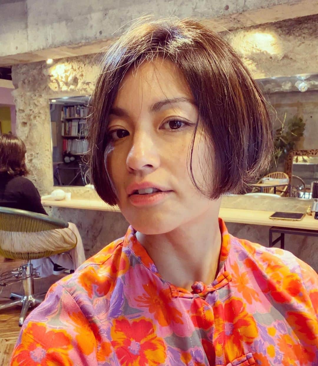 桃生亜希子のインスタグラム：「髪切ったぞ🤍 夏至に向けて、頭も心もかる〜く行こう🌞🌚✨」