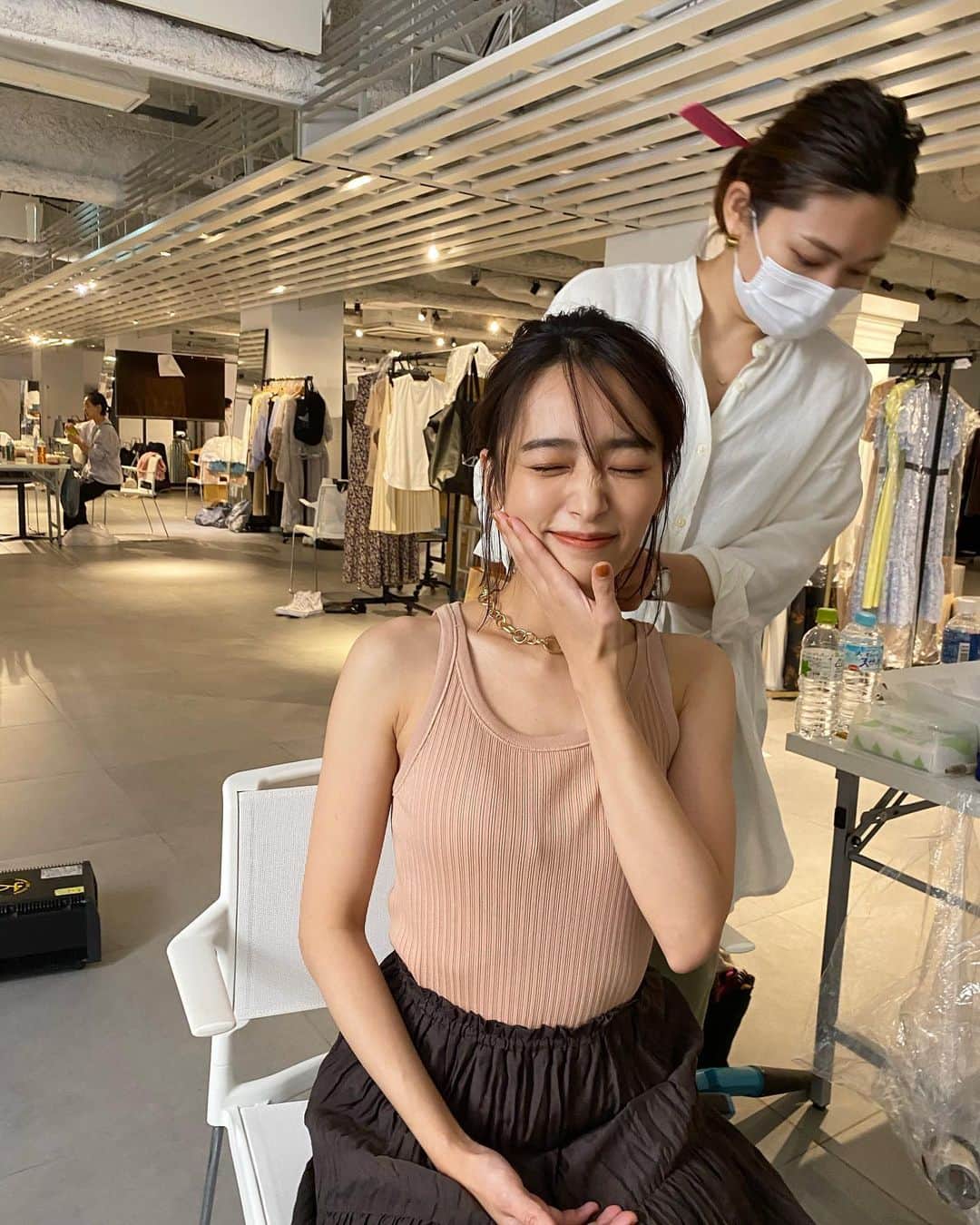 近藤千尋のインスタグラム：「少し腫れもひいて無事に撮影中😘笑 親知らず🦷の質問が多かったので… 右下の親知らずを抜きました‼️ 横向きに生えていて… 麻酔をして痛みはそんなになかったですが 次の日から少し腫れて、後内出血になりました❗️ 私は上下に裏側矯正を付けていて 矯正の初期の痛みの方が痛かったので💦 参考になるかわかりませんが… (今はもう痛くないです❤️) 歯医者さん選びもとっても大切なので 是非参考にしてみてください✨ @faithdental_anniversarydental  柴山先生が担当です👨‍⚕️ #親知らず #裏側矯正」