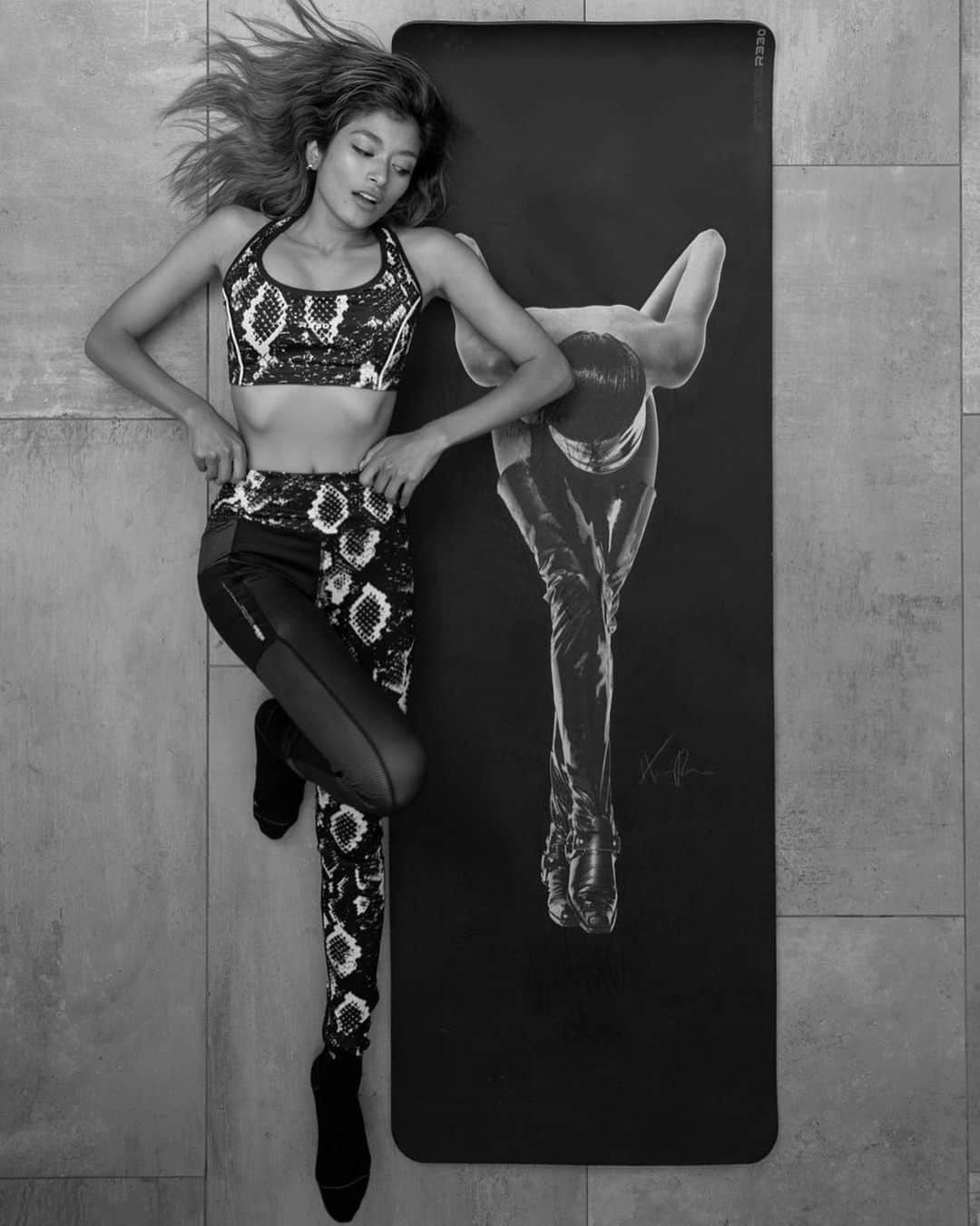 ローラさんのインスタグラム写真 - (ローラInstagram)「100% recyclable Yoga Mat♻️Feauturing @herbritts iconic photo🖤✨」6月19日 14時17分 - rolaofficial