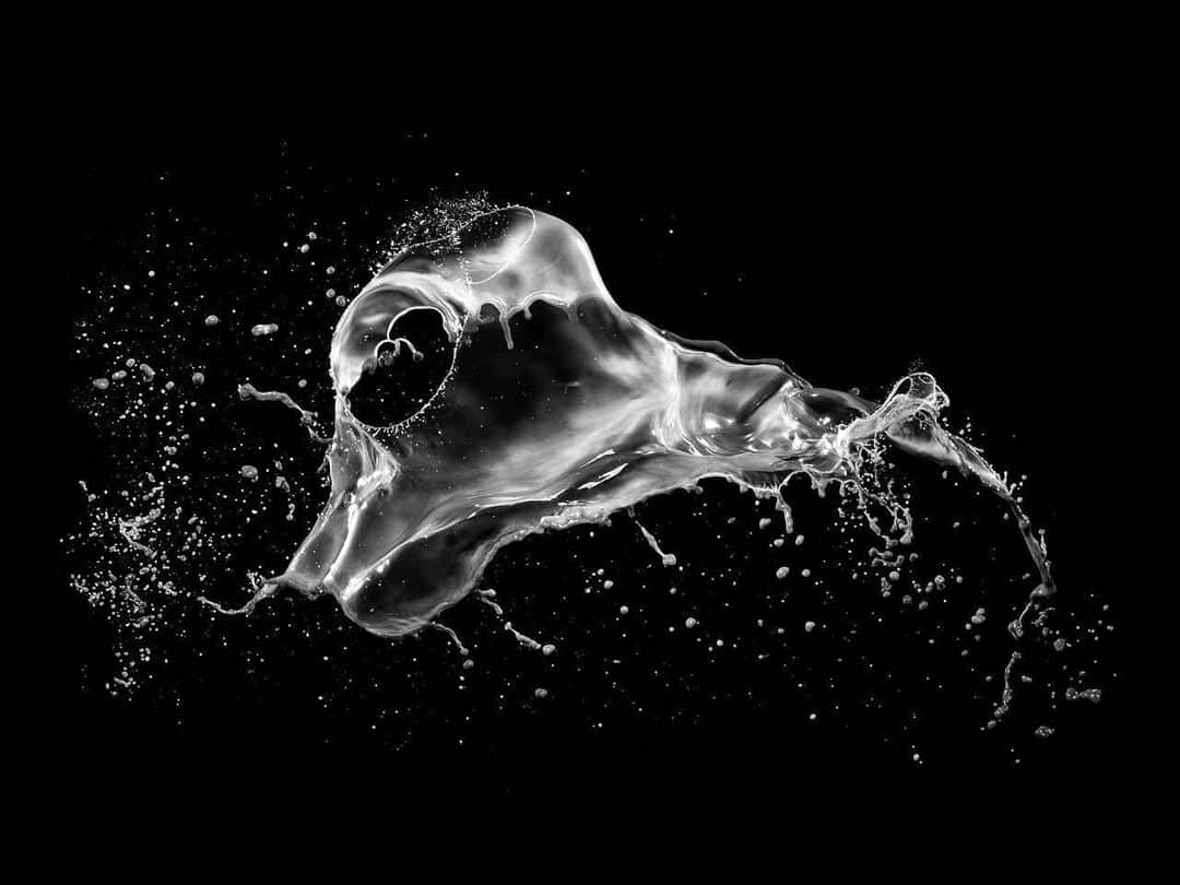 ライカさんのインスタグラム写真 - (ライカInstagram)「A water droplet captured in mid-air, seeming to defy physics and mesmerize us at the same time. This beauty was captured by @gaudenzdanuser with the #LeicaS and makes astounding use of the Leica APO-Macro Summarit-S 120mm.  #Leica #LeicaCamera #🔴📷 #LeicaPhotography #MacroPhotography」6月19日 14時23分 - leica_camera