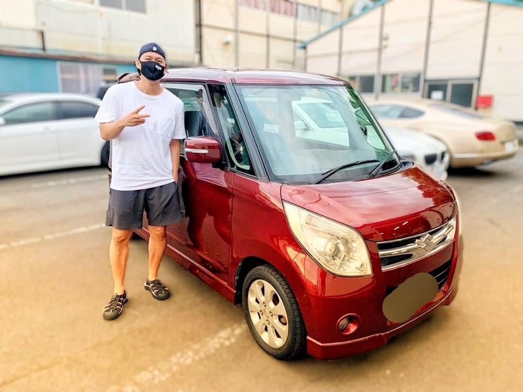 小柳心のインスタグラム：「納車っ！  コロナの影響を鑑みて、できる限り電車移動を控えようという思いになりまして。 考えすぎなのかもしれないけど、自分一人が少し頑張れば、お客さんもスタッフさんも、みんなが辛い思いをしなくてすむって思って。  手洗いうがいを忘れずに、自衛していきましょうね😊  もっと仕事頑張って、いつかでかい車乗ってやります！ それでも最初のちっちゃい車は超かわいい！  thanks : @rise_design_works」