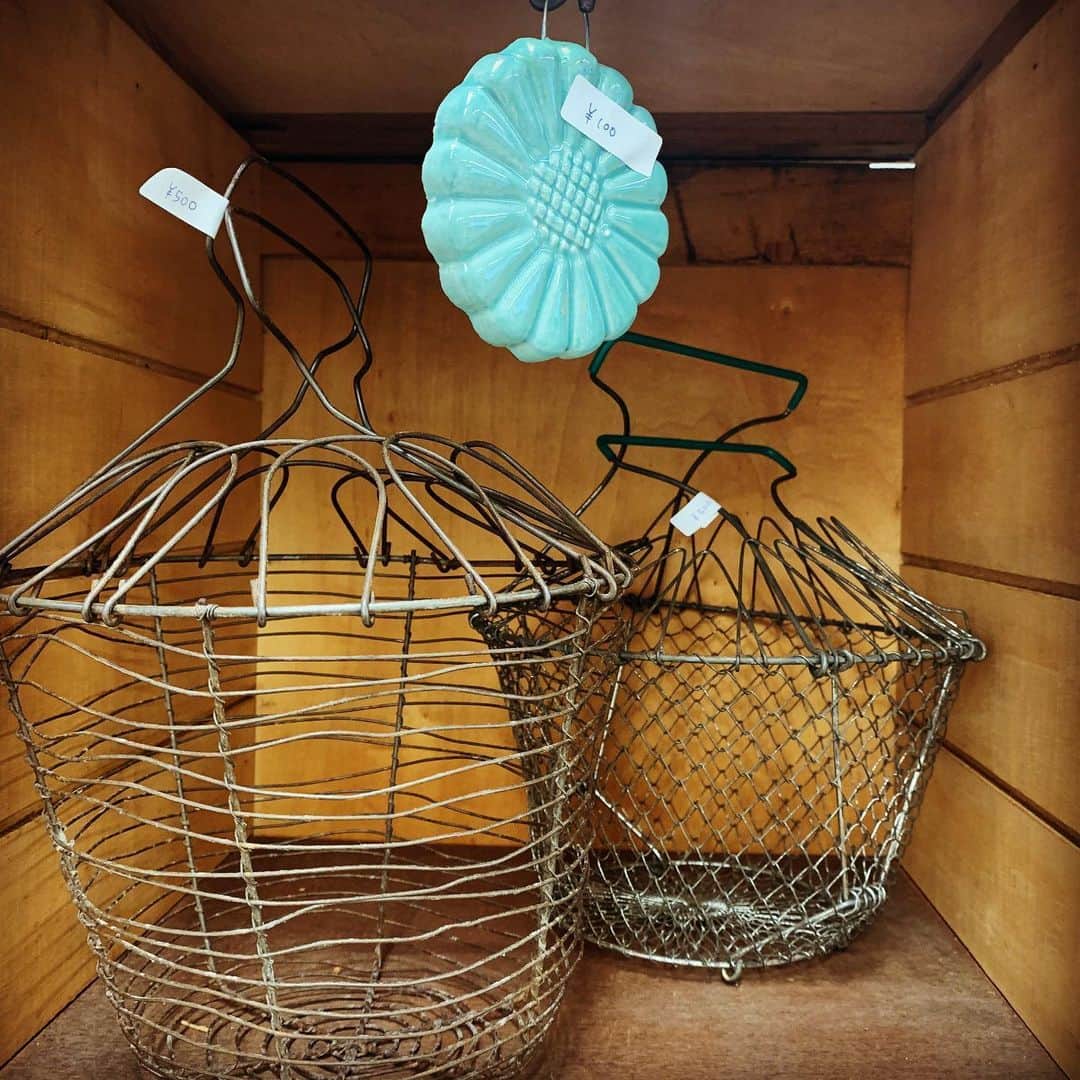 EFFIEさんのインスタグラム写真 - (EFFIEInstagram)「EFFIE store リニューアルオープンSALE開催中📣🉐 . お買い得なフレグランス商品、まだまだ特別価格にてご用意しております💕 . さらに昨日から、EFFIE storeミニミニ蚤の市も開催中❣️ 海外のアンティークを皆さまにも少しだけお披露目👀 特別価格にてご提供中です🉐 . ぜひ直接ご覧いただき、お好みの骨董品を探しにいらしてください！ . . お昼休憩時間に、お弁当を買いに行くついでに🍙 早く帰れた日に💨、 お近くにお越しの際は、ぜひお気軽にお立ち寄り下さいませ！😊 . Open11:00 Closed18:00 . . #アンティーク #骨董品#セール #sale#雑貨 #フレグランス  #消毒用ハンドスプレー#新しい生活様式 #安らぎの空間 #アルコール除菌 #香りの好きな人と繋がりたい #オーガニックコットンマスク#おうち時間 #アロマのある暮らし#香りのある暮らし  #雑貨屋巡り #お買い物  #渋谷 #だがやさんどう #代々木 #千駄ヶ谷#北参道#蚤の市 #EFFIE #エフィ #efinternational#インテリア好き #インテリア雑貨 #掘り出し物市」6月19日 14時36分 - e.f.international