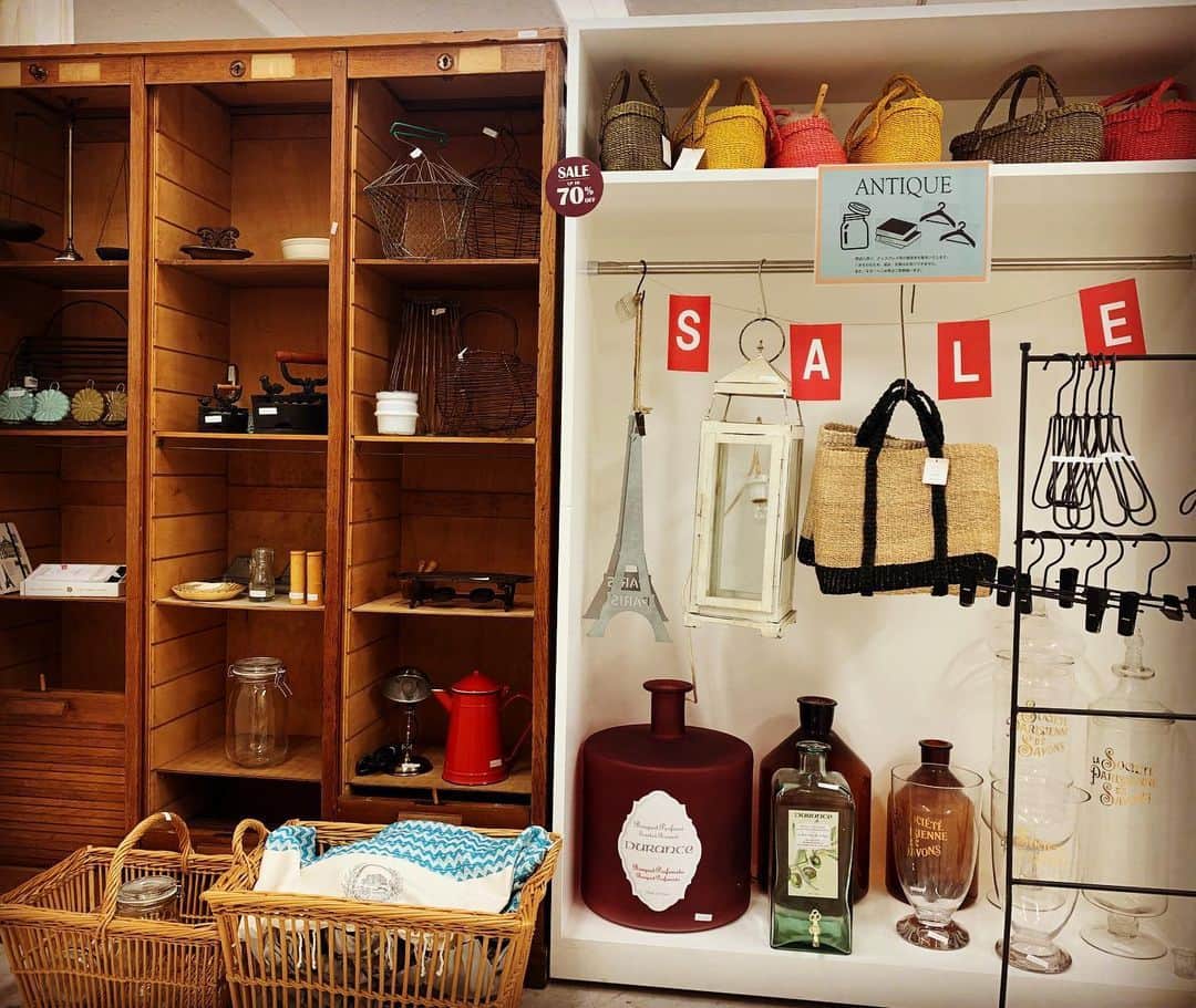 EFFIEさんのインスタグラム写真 - (EFFIEInstagram)「EFFIE store リニューアルオープンSALE開催中📣🉐 . お買い得なフレグランス商品、まだまだ特別価格にてご用意しております💕 . さらに昨日から、EFFIE storeミニミニ蚤の市も開催中❣️ 海外のアンティークを皆さまにも少しだけお披露目👀 特別価格にてご提供中です🉐 . ぜひ直接ご覧いただき、お好みの骨董品を探しにいらしてください！ . . お昼休憩時間に、お弁当を買いに行くついでに🍙 早く帰れた日に💨、 お近くにお越しの際は、ぜひお気軽にお立ち寄り下さいませ！😊 . Open11:00 Closed18:00 . . #アンティーク #骨董品#セール #sale#雑貨 #フレグランス  #消毒用ハンドスプレー#新しい生活様式 #安らぎの空間 #アルコール除菌 #香りの好きな人と繋がりたい #オーガニックコットンマスク#おうち時間 #アロマのある暮らし#香りのある暮らし  #雑貨屋巡り #お買い物  #渋谷 #だがやさんどう #代々木 #千駄ヶ谷#北参道#蚤の市 #EFFIE #エフィ #efinternational#インテリア好き #インテリア雑貨 #掘り出し物市」6月19日 14時36分 - e.f.international