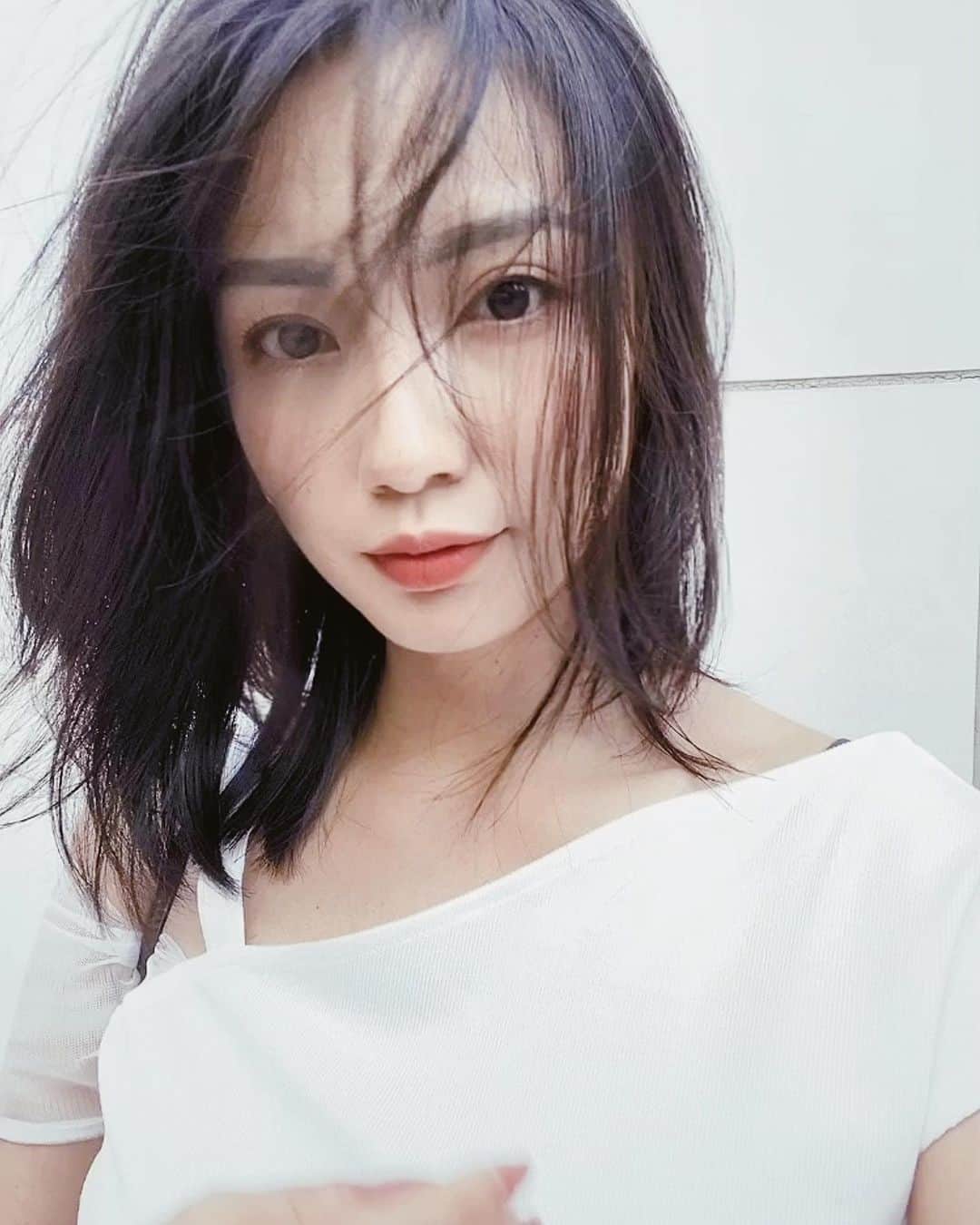 吉田愛璃のインスタグラム：「. . new me! . @artifata_chika に鎖骨までバッサリ切ってもいました✂️20センチくらいは切ったかな？ . . #artifata でやった #アシッドヒートトリートメント がすごく良かった。  ストパー効果のあるトリートメントでこの時期オススメ😚  #hairstyle #haircut #なにもしないとこんな感じ　#無造作が好き」