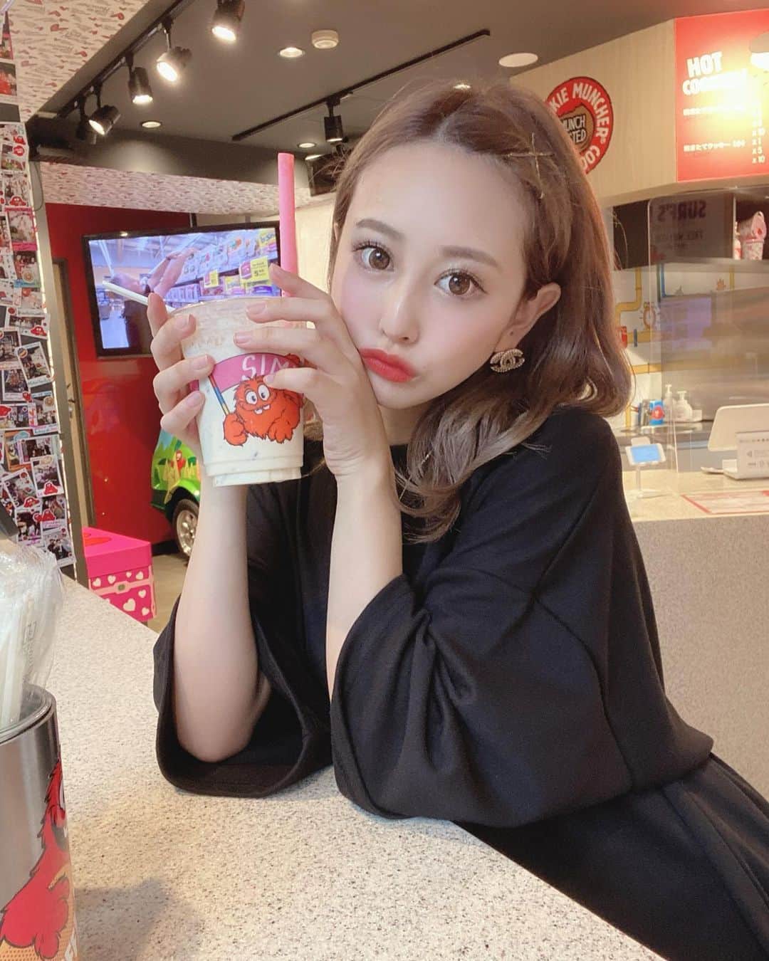 SHIHOさんのインスタグラム写真 - (SHIHOInstagram)「. . smile 🥰 @cookietime.jp ❤️❤️❤️ . あまーいもの食べたくて 雨の中行ってきたの🍫♡ . . このチョコ生地のシェイク ちょー甘かったけど美味しかった🤭💘笑 . .  #グルメ #ディナー #ダイエット #トレーニング #尻トレ #自宅トレーニング #ヒップアップ #ファッション #楽痩せ #バストアップ #ダイエットメニュー #酵素ドリンク #酵素 #着圧ソックス #メイク #ランジェリー #ワンピースコーデ #ワンピース #chanel #diet #bodymake #training」6月19日 14時55分 - cham_pipi