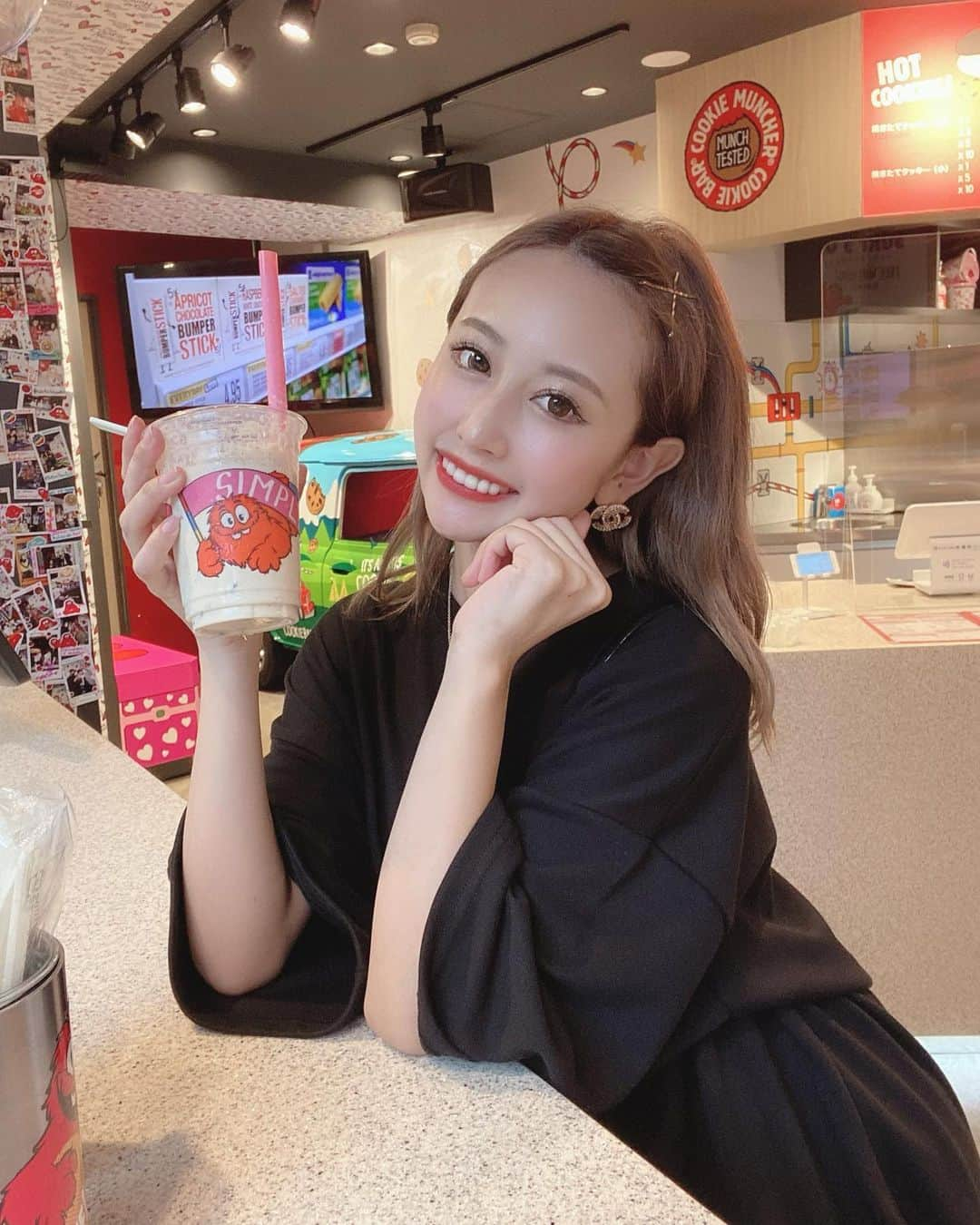 SHIHOさんのインスタグラム写真 - (SHIHOInstagram)「. . smile 🥰 @cookietime.jp ❤️❤️❤️ . あまーいもの食べたくて 雨の中行ってきたの🍫♡ . . このチョコ生地のシェイク ちょー甘かったけど美味しかった🤭💘笑 . .  #グルメ #ディナー #ダイエット #トレーニング #尻トレ #自宅トレーニング #ヒップアップ #ファッション #楽痩せ #バストアップ #ダイエットメニュー #酵素ドリンク #酵素 #着圧ソックス #メイク #ランジェリー #ワンピースコーデ #ワンピース #chanel #diet #bodymake #training」6月19日 14時55分 - cham_pipi