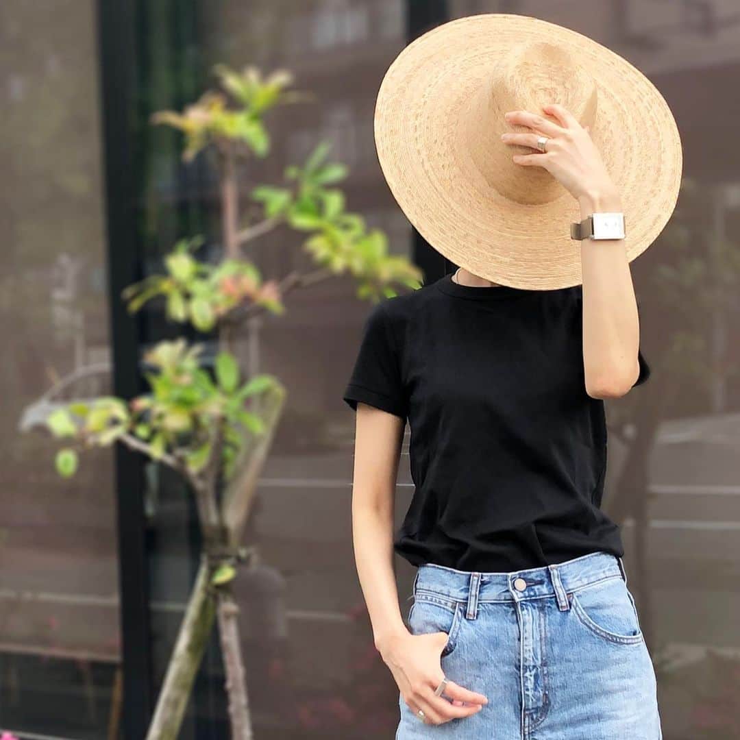 asuka0119のインスタグラム：「2020,6.19 . たまーに行きたくなる#スタバ 新作美味しかった😋 . #uniqlou の#クルーネックt  今日は黒を。 本当に生地がしっかりで優秀 . 梅雨でジメジメしても、張り付かないから嬉しい♥ . Tshirt denim #uniqlo #ユニクロ hat @lackofcoloraus  watch @nomonday_jp  sandal #zara #ザラ .  #ユニクロTシャツ部 #ユニT #uniqloginza2020SS #Tシャツコーデ #PR  #上下ユニクロ部  #高身長女子  #uniqloコーデ #栄作コーデ  #アラフォーコーデ # #locari」