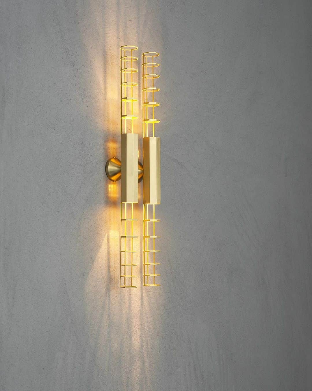 Baxter Japan / バクスター ジャパンさんのインスタグラム写真 - (Baxter Japan / バクスター ジャパンInstagram)「【 Lighting Collection 】  Wall Lamp : HUBBLE Design : Pietro Russo ・ ・ ・ #baxter #baxtermadeinitaly #baxterjapan #baxtertokyo #leather #design #italiandesign #madeinitaly #archiproducts #archilover #interiordesign #interior #craftmanship #instagood #instamood #tradition #mood #walllamp #lamp #productdesign #product #pietrorusso  #バクスター #バクスタージャパン #バクスタートーキョー #インテリア #インテリアデザイン #インテリア照明 #照明 #輸入家具」6月19日 14時49分 - baxter_japan