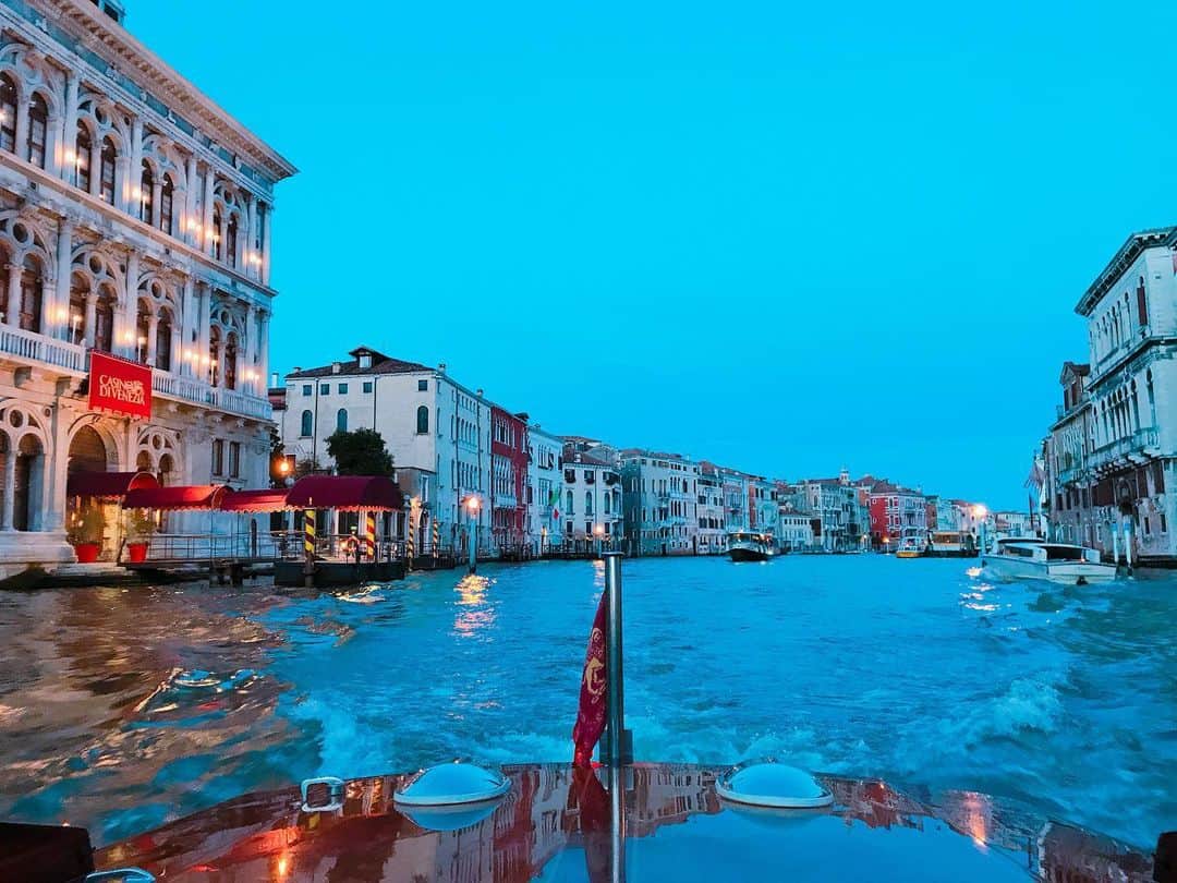 船越真衣のインスタグラム：「#sunsettime #italy  #venice  #venezia」