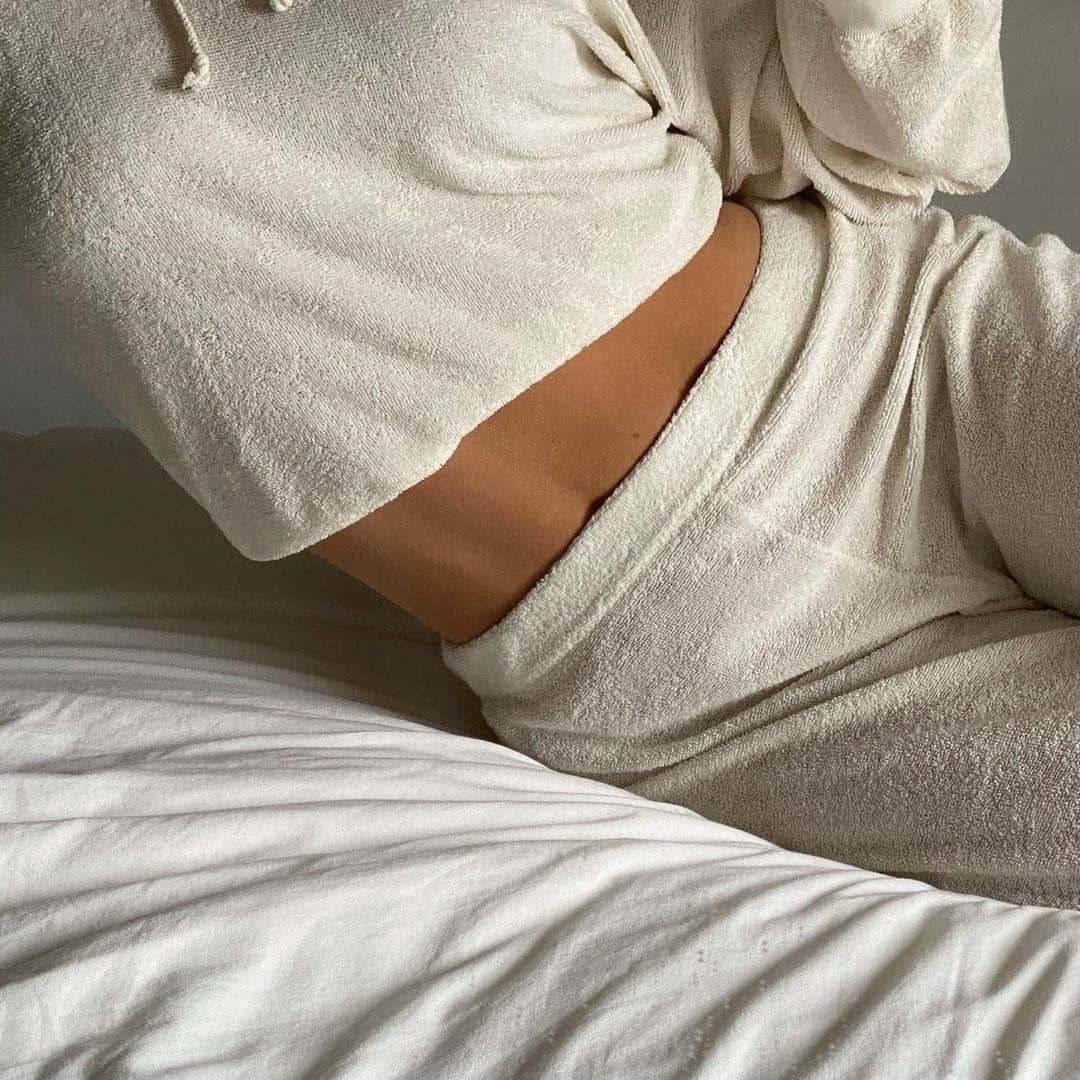 アメリカンビンテージのインスタグラム：「Morning situation: I must get up, my coffee needs me. 📸 @fennabrinkmann #americanvintage #SS20 #womenswear」