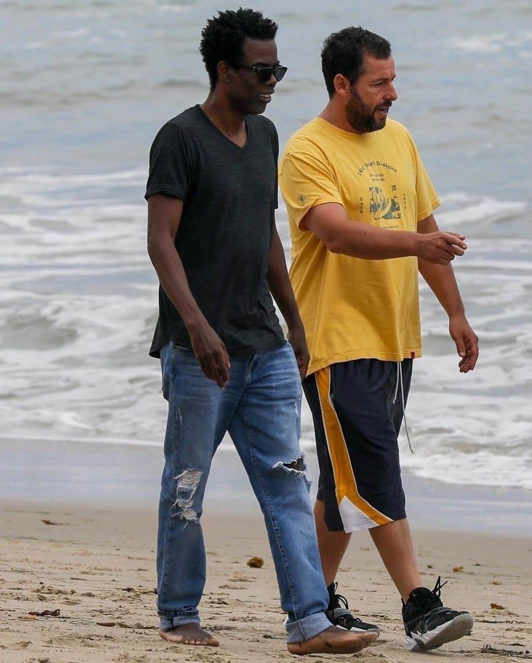 Just Jaredさんのインスタグラム写真 - (Just JaredInstagram)「Longtime pals @chrisrock & @adamsandler catch up while going for a walk along the beach.  #ChrisRock #AdamSandler Photo: Backgrid」6月19日 15時03分 - justjared
