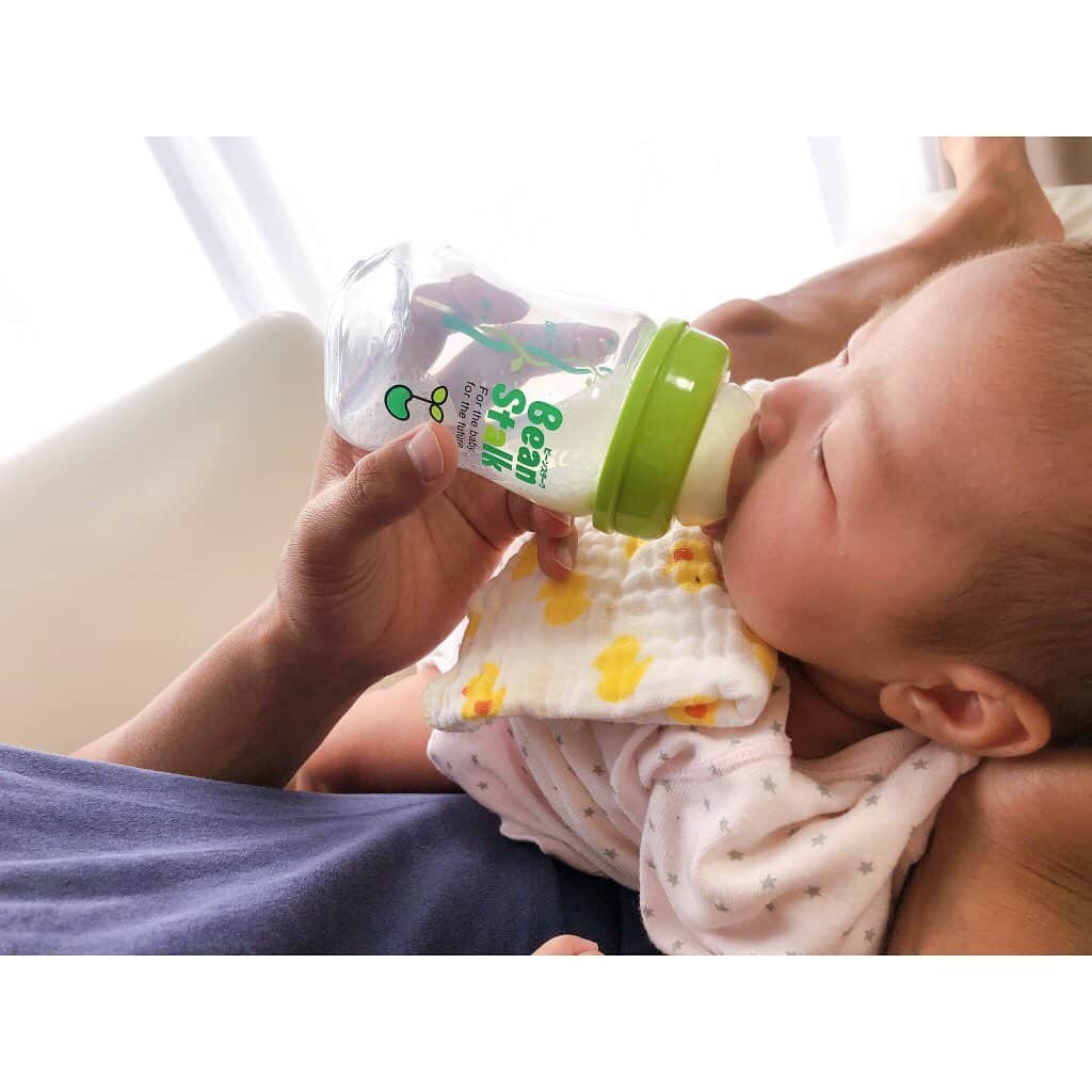 山田真以のインスタグラム：「Bean Stalkさんから哺乳瓶とミルクを頂きました🍼 Bean Stalkさんの哺乳瓶は舌と顎と口のまわりの筋肉をいっぱいに使って飲むように工夫されています👍 母乳を飲む時のようにお口を鍛えられるので、気に入っています👶💕 パパからミルクをごくごく飲む娘。飲み終わった後のげっぷもパパの方が上手にトントンしてくれます☺️✨ #ビーンスターク#雪印#ミルク#哺乳瓶#1ヶ月ベビー#赤ちゃん#赤ちゃんのいる生活#ベビー#女の子ママ#beanstalk#milk#baby#1month#49days」
