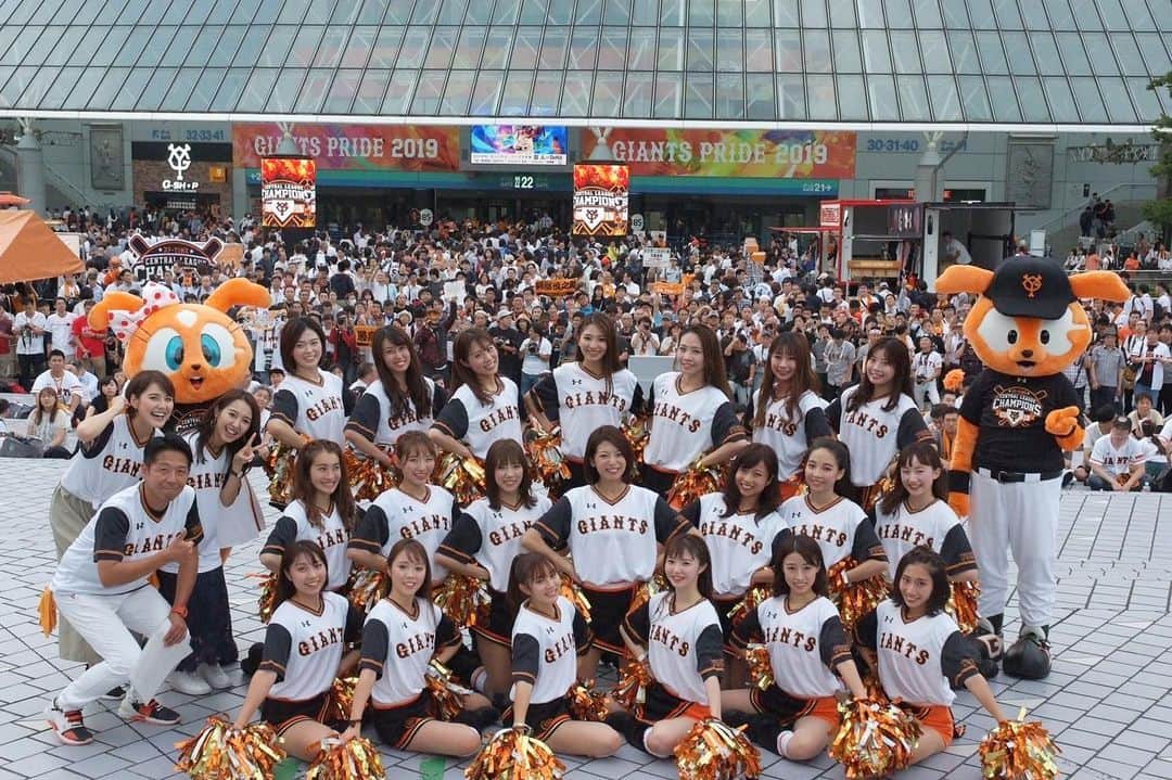 阿部智帆のインスタグラム：「いよいよ開幕⚾️✨ . . 先日はたくさんの温かいコメントやＤＭありがとうございました🥺 ジャイアンツファンのみなさんの優しさが心に染み、 本当に嬉しくて幸せな気持ちになりました😢💗 . さぁ、今日からはTVの前で全力応援😆📣 どこにいても、 みーんな気持ちはひとつです🧡 . . . （写真は昨シーズンのものです）  #2020 #開幕」