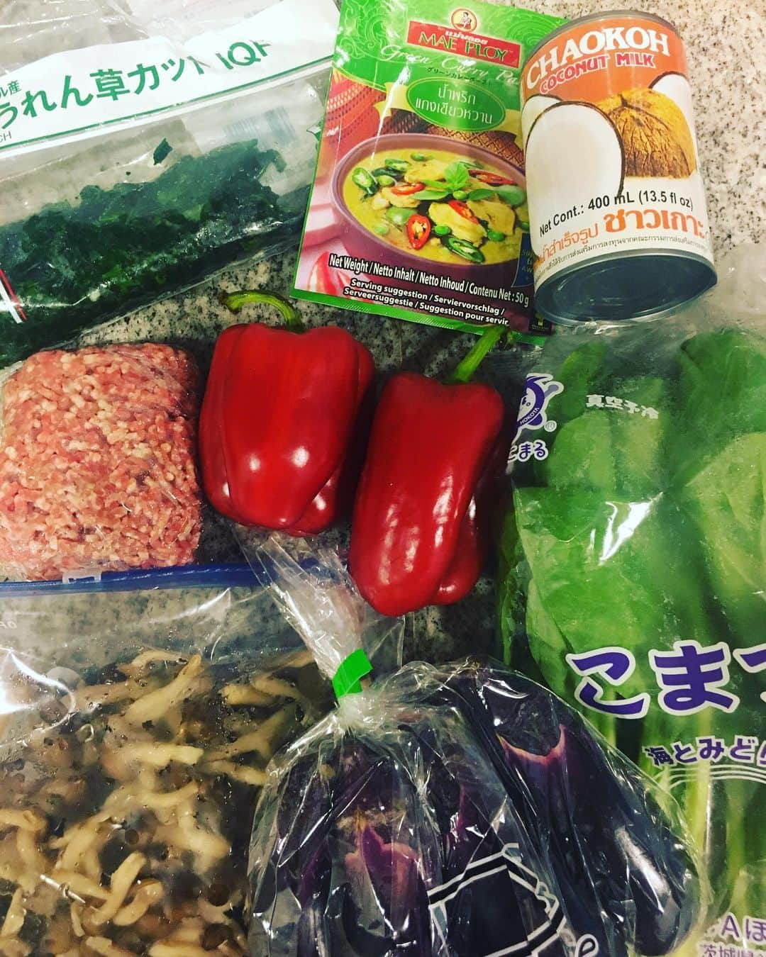 佐藤仁美さんのインスタグラム写真 - (佐藤仁美Instagram)「グリーンカレー作るよー！こないだのパプリカ使うよー！めっちゃ簡単だから、やってみてね！あとで動画載せるねー！ #グリーンカレー #もはや #カレーではなく #煮込み #爆」6月19日 15時13分 - sato.hitomi.19791010