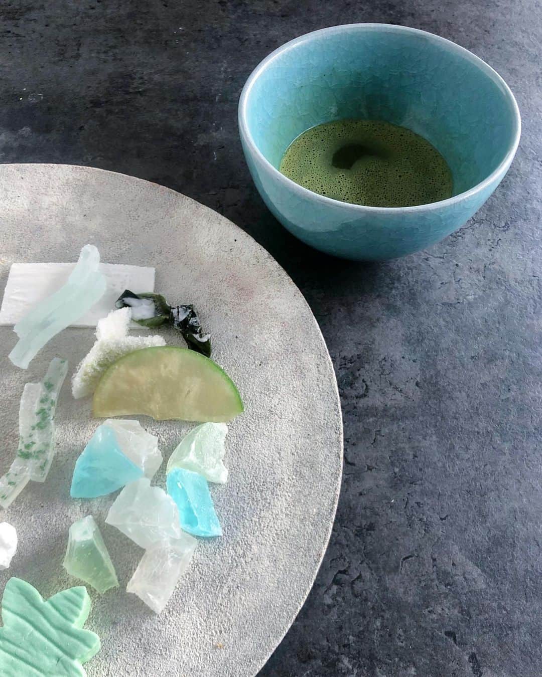 真藤舞衣子さんのインスタグラム写真 - (真藤舞衣子Instagram)「太宰府の藤丸さんのお干菓子をいただいたので小休止。  中島宏さんのお茶碗で一服。  実はいま飲んでいる漢方があって、緑茶をしばらく飲めないので、お抹茶ではなく、 @sunao_care のわの葉茶なんです。  お茶筅で点てるとまろやかな味わいになり美味しい発見✨  #太宰府藤丸 #中島宏　#青瓷　 #大橋睦」6月19日 15時14分 - maikodeluxe