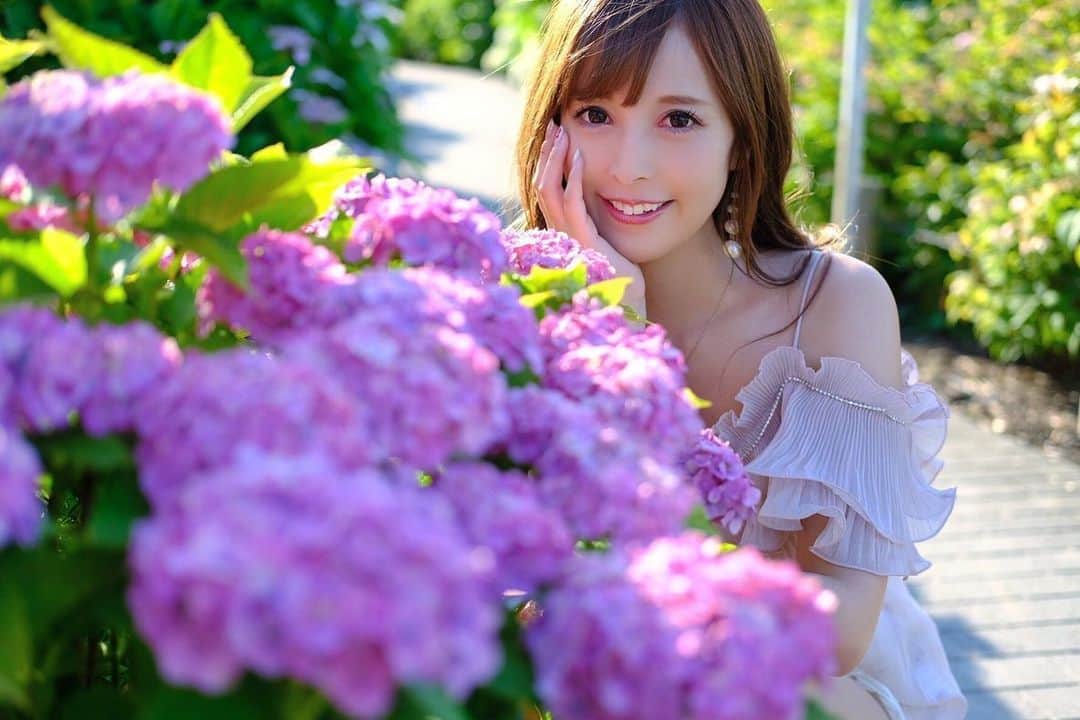 葵井えりかのインスタグラム：「紫陽花2020♡ ピンク💓📸 . #portrait#hydrangea #葵井えりか #リクエスト撮影」