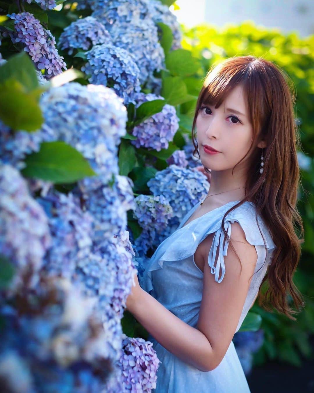 葵井えりかのインスタグラム：「紫陽花2020 青ver💙📸 . このワンピが可愛いくてお気に入りです😂 #portrait#hydrangea #リクエスト撮影#紫陽花#葵井えりか #guess#ワンピースコーデ」