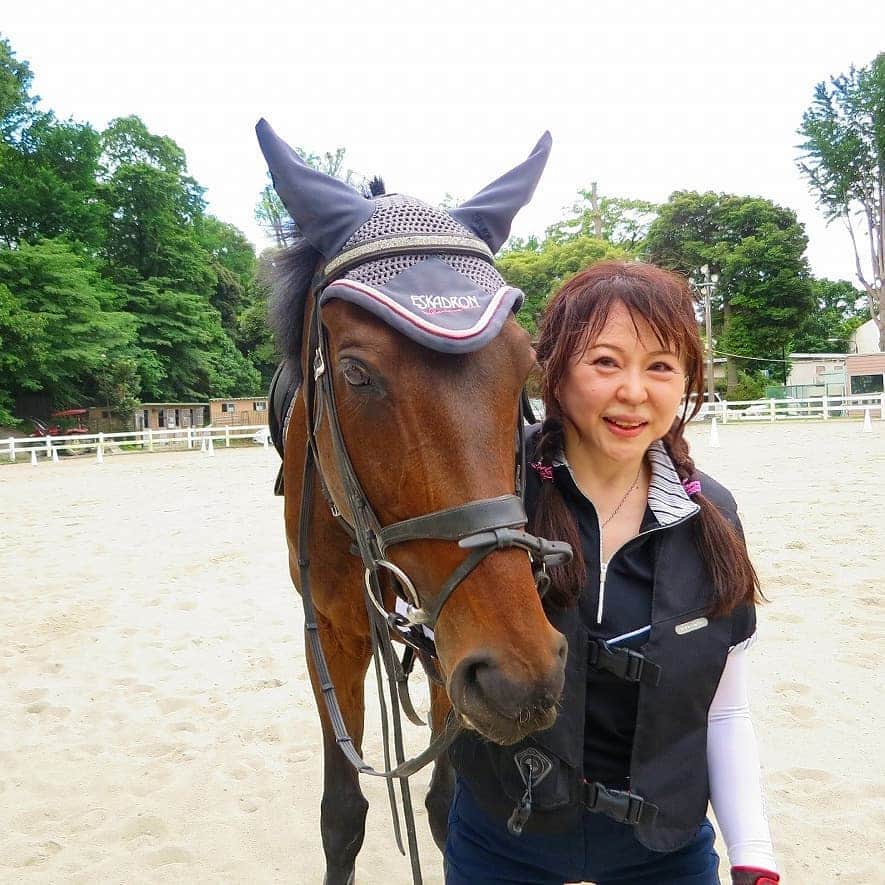 宇月田麻裕さんのインスタグラム写真 - (宇月田麻裕Instagram)「6/11乗馬日記「久しぶりー」シーザー。乗馬日記いきまーす。 レッスンは、久しぶりの「シーザー」＆Ｓ先生。シーザーって、男前的な感じの子です。 この日は、かなり強風が吹いていたので、先生が「風が強いので、速歩までにしましょう」 ということで、速歩レッスン。　シーザー「ハヤアシ」 シーザー「やってやるかー」的な？　でも、安心できるいい子です。　先生「脚を3秒くらい使って」スマホの長押しみたいな感じですかね。シーザーって、長押しすると効くんだー。知らなかったです。　こういうことも、馬に乗りながら、どうやったら、この子は反応すのかを自分で探る必要があるのですがね。先生におんぶにだっこ。 先生「手綱、脚、推進をする時にどちらか一方になってしまうので、全部を使えるようにすると、巻乗りが上手くいくようになります」　巻乗りで失速してしまうので、これが最近の課題です。 いやー、暑かった!!　軽い熱中症。水分をいくらとってもとっても、喉が潤わない。　体が、水分を取り続けることを要求してきます。そして、ほてった体が冷めない。 熱中症の時期になりましたねー。気をつけないと。やたら、洗い場で写真撮ったので、全部載せまーす！　乗馬日記、次回に続く。  #東京乗馬倶楽部 #宇月田麻裕 #乗馬日記 #シーザー #乗馬 #馬」6月20日 1時06分 - mahiro_utsukita