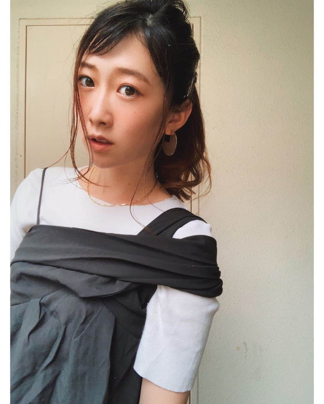 馬場奈々瀬さんのインスタグラム写真 - (馬場奈々瀬Instagram)「書きたいことがたくさんあるけど、 もう寝る時間だよね。. . だけどもだっけど♪w. . 馬場日記を書こうと思います🤤w. .  今、私はRIZINガールオーディションに挑戦中なのですが、 その想いを書いてみようと思いまして(^^) 、 、 . まずLINE LIVE見てくださった方！本当ありがとうございます✨✨ . . .  私の夢は演技派女優になる事です！観ている人に人間臭いと思ってもらえるような女優になる事です！！ 今はまだ程遠いけどね！  で、RIZINガール関係ないじゃん、って思われるかもしれないんですが… そうじゃなくて、 今はRIZINガールは夢を叶える為の、目標のひとつになりました！ RIZINガールになって　"馬場奈々瀬" を知ってもらいたい！ ファンになってもらいたい！ 観ている人に楽しんでもらいたい！ そう思ってRIZINガール目指しています🤤🤤 . それと私 LIVE配信がもともと苦手でした… 以前少しやったことがあったんですが、 すぐ辞めちゃって。 だけど、今はちゃんと"目的"があります！ そしたらモチベーションも違うし、楽しいって思えるようになりました！！ 苦手意識があったものにも挑戦するっていう面でも今向き合ってます😁✨ 、 そして、なによりっ！！！ 見てくれる人がいる。有限な時間を使って観てくださる人がいる。本当にありがたいんです！私、初心者で不慣れ感満載なんですがw でも皆さんのおかげで、私自身楽しくやらせてもらっております🤤🤤本当にありがとう。 . . なにが言いたかったっていうと、 心からのありがとうの気持ちと、 自分自身の心のモチベーションを勝手にアウトプットさせて頂きました😏ww . また長々と書いてしまいましたが…💦w 読んでくれてありがとう😊✨✨. .  おやすみなさい😴😴. . また明日(^^). . #アウトプット　#馬場日記　#オン眉　#ライジンガール　#rizinガール #line #ライブ配信 #linelive #配信　#総合格闘技　#格闘技　#instalike #lfl #おやすみ　#ライジン　#ポニーテール #dholic #韓国　#hm」6月20日 1時02分 - nanaseeeen