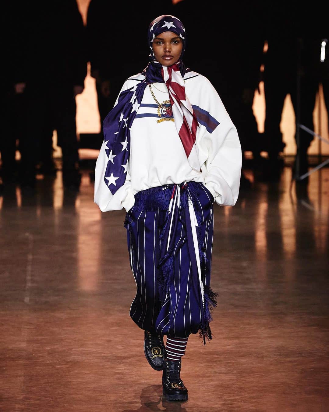 Fashion Weekのインスタグラム：「A 🌟on and off the runway, model and activist @halima teamed up with AI tech company @anyweardesign and @allure to launch a capsule collection of hijabs and turbans with matching face masks, designed with frontline healthcare workers in mind. Learn more about the collection at bandingtogetherproject.com⁠. ⁠⠀ Photo by @gettyimages from @tommyhilfiger’s TOMMYNOW February 2020 show at #LFW」