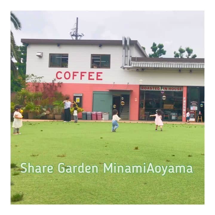 mamamizu.32のインスタグラム：「Share garden Minami Aoyama﻿ ﻿ ﻿ ﻿ ﻿ お花屋さんやカフェが併設されてる﻿ 素敵なところに遊びに行ってきたよ！﻿ ﻿ ﻿ ﻿ lunchbox売ってたから、ピクニックも﻿ できちゃうという🙆‍♀️❤️﻿ 我々はKIHACHIという所でランチしたけど﻿ ピクニックも今度したいなぁと思った！﻿ ﻿ ﻿ 子供もたくさん走り回って、それでもまだ﻿ 遊び足りないご様子でした😘笑﻿ ﻿ ﻿ ﻿ 愛しのひなぴとしゃん子と♡﻿ この前2歳になったひなちゃん！﻿ たくさんお喋りしてくれて、﻿ ゆっちゃんも楽しみだなぁ🥰﻿ ﻿ ﻿ ﻿ ﻿ ﻿  #sango#ベビライフ#ままべび#ベビメモリ#rainbowmamababy#スマイル育児#たまひよベストショット#親バカ部ig_baby#コノビー#ママカメラ#子育てぐらむ#ベビフル#コドモノ #fammカメラ部#ママリ#ママタス#ハピベビ#ままのて#uptoyoume#ベビーグラム#イットママ#キズナ#コズレ#fammカメラ部#赤ちゃんのいる生活#赤ちゃんのいる暮らし#赤ちゃんとの暮らし#1歳#女の子ママ#東京ママ」