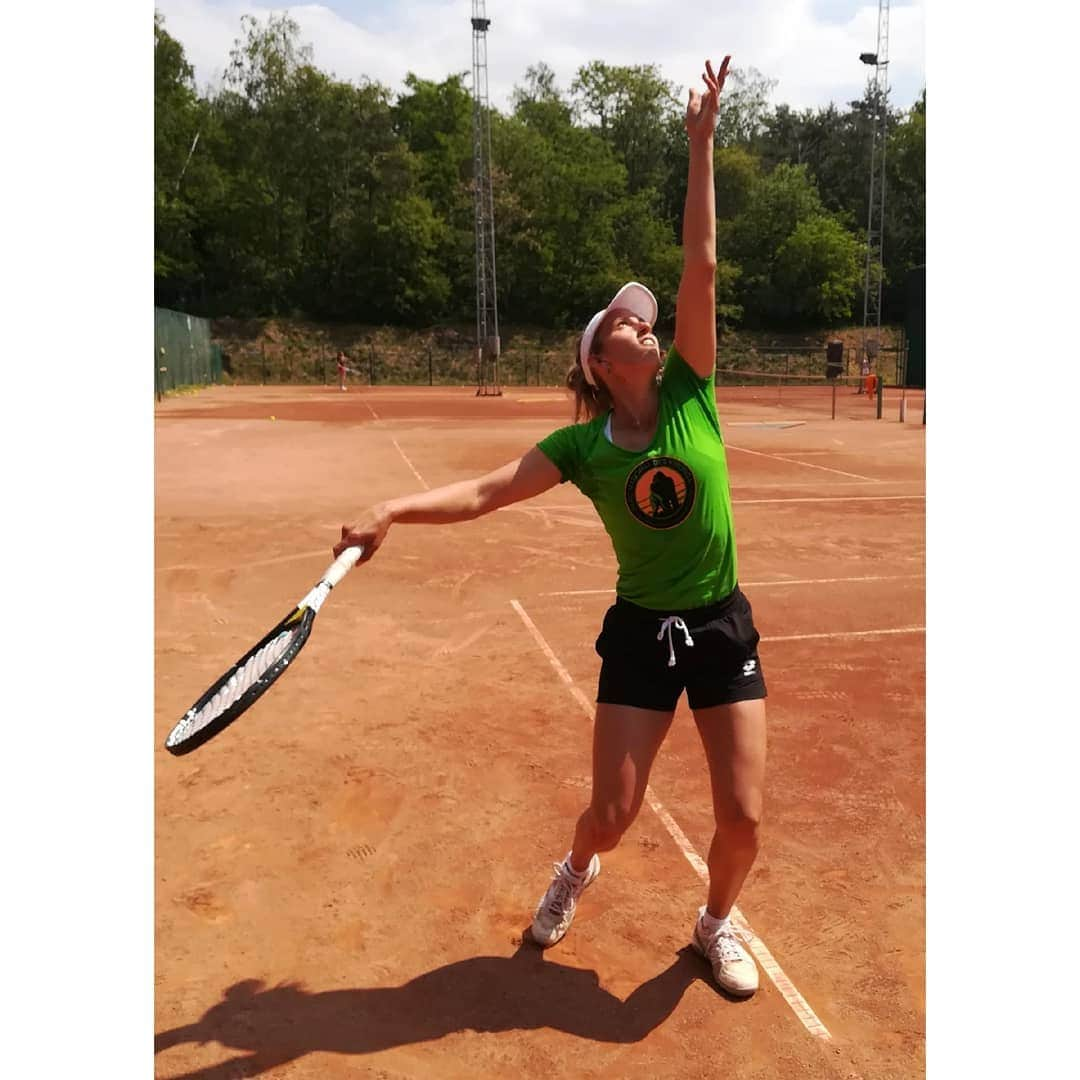 エリーゼ・メルテンスさんのインスタグラム写真 - (エリーゼ・メルテンスInstagram)「Serving into the weekend, well tomorrow is another practice day 😆 Enjoy your weekend everyone!  #tennis #claycourt #practice #serve #virunga #virungapark #lotto #head #weekend」6月20日 1時10分 - mertenselise