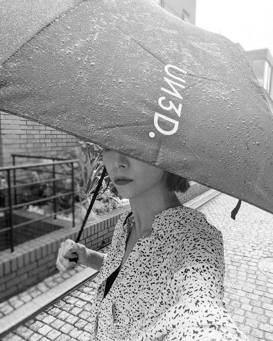 荻原桃子さんのインスタグラム写真 - (荻原桃子Instagram)「梅雨時期NOVELTYの折り畳み傘  青山店とオンライン限定でプレゼントしております  コロンとしたフォルムのシンプルな折り畳み傘  もちろんUVカットで日傘兼用です  今日は寒かったからゆるっとシャツを前結びにしてました」6月20日 1時11分 - momokoogihara