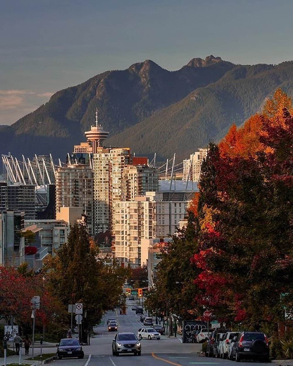 Explore Canadaさんのインスタグラム写真 - (Explore CanadaInstagram)「Today's #CanadaSpotlight is on @inside_vancouver!⁠⠀ ⁠⠀ Surrounded by sparkling ocean, towering snow-capped mountains and luscious rainforest, you'll find the beautiful city of Vancouver. Here are just a few things we love about this city:⁠⠀ ⁠⠀ ❤️ It's a gateway to adventure! There is so much to do in the surrounding areas of Vancouver, whether you're into snowsports, mountain biking, hiking or watersports, the opportunities are endless. ⁠⠀ 💙 Watching the sun set over the ocean and seeing the skyline light up in golden colours is an experience that will take your breath away!⁠⠀ 💛 Vancouver's vibrant and diverse neighbourhoods are filled with colourful murals, friendly locals and interesting architecture.⁠⠀ 🧡 An epic culinary scene, from fresh seafood and farmer's markets to wine bars and microbreweries, pleases even the most discerning of palates.⁠⠀ ⁠⠀ Tell us which photo is your favourite in the comments below and take a look at @inside_vancouver for more beautiful photos and #VirtuallyVancouver content! ⁠⠀ ⁠⠀ 📷: ⁠⠀ ⁠⠀ 1. @backyy⁠⠀ 2 & 3. @erikandersen⁠⠀ 4. @gui.de.freitas⁠⠀ 5. @joepydo⁠⠀ 6. @sjseto⁠⠀ 7. ⁠@throughkelseyslens 8. @fritzykitsy⁠⠀ 9. @roberthill⁠⠀ ⁠⠀ 📍: @inside_vancouver⁠⠀ ⁠⠀ #VeryVancouver #VirtuallyVancouver」6月20日 1時18分 - explorecanada