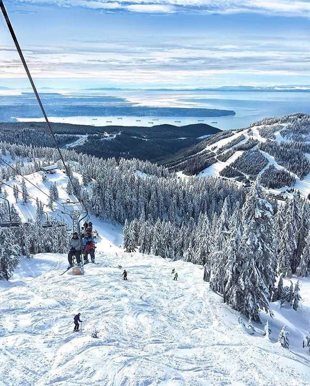 Explore Canadaさんのインスタグラム写真 - (Explore CanadaInstagram)「Today's #CanadaSpotlight is on @inside_vancouver!⁠⠀ ⁠⠀ Surrounded by sparkling ocean, towering snow-capped mountains and luscious rainforest, you'll find the beautiful city of Vancouver. Here are just a few things we love about this city:⁠⠀ ⁠⠀ ❤️ It's a gateway to adventure! There is so much to do in the surrounding areas of Vancouver, whether you're into snowsports, mountain biking, hiking or watersports, the opportunities are endless. ⁠⠀ 💙 Watching the sun set over the ocean and seeing the skyline light up in golden colours is an experience that will take your breath away!⁠⠀ 💛 Vancouver's vibrant and diverse neighbourhoods are filled with colourful murals, friendly locals and interesting architecture.⁠⠀ 🧡 An epic culinary scene, from fresh seafood and farmer's markets to wine bars and microbreweries, pleases even the most discerning of palates.⁠⠀ ⁠⠀ Tell us which photo is your favourite in the comments below and take a look at @inside_vancouver for more beautiful photos and #VirtuallyVancouver content! ⁠⠀ ⁠⠀ 📷: ⁠⠀ ⁠⠀ 1. @backyy⁠⠀ 2 & 3. @erikandersen⁠⠀ 4. @gui.de.freitas⁠⠀ 5. @joepydo⁠⠀ 6. @sjseto⁠⠀ 7. ⁠@throughkelseyslens 8. @fritzykitsy⁠⠀ 9. @roberthill⁠⠀ ⁠⠀ 📍: @inside_vancouver⁠⠀ ⁠⠀ #VeryVancouver #VirtuallyVancouver」6月20日 1時18分 - explorecanada